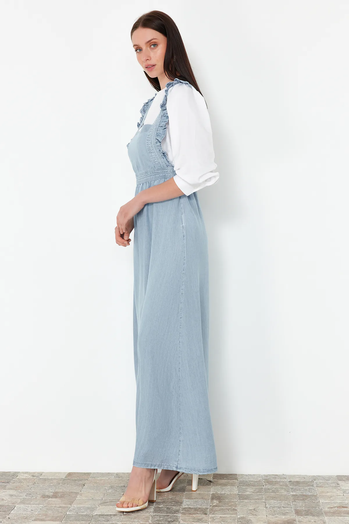 Trendyol Collection  Hellblaues Maxi-Jeanskleid mit Trägern und Rüschendetail TWOSS24EL00833