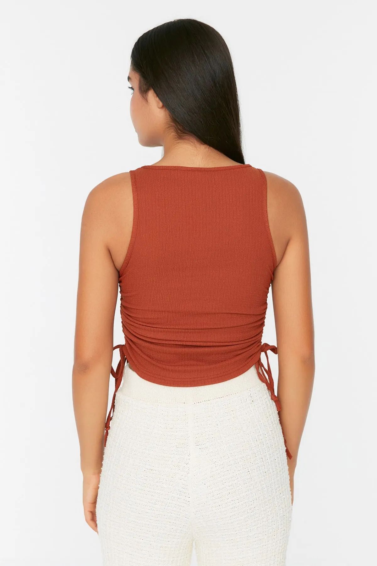 Trendyol Collection  Crop-Strickbluse aus faltigem Stoff mit Kachelraffung und detailliertem Muster THMSS22BZ1016