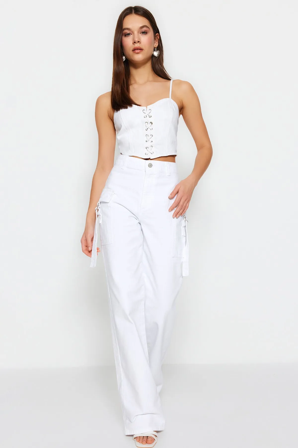 Trendyol Collection  Weiße Jeans mit hoher Taille und weitem Bein TWOSS23JE00262
