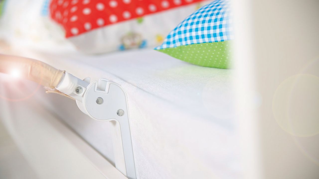 Roba Bettschutzgitter 'Klipp-Klapp', klappbar, für Babys & Kinder, Rausfallschutz 150cm, beige