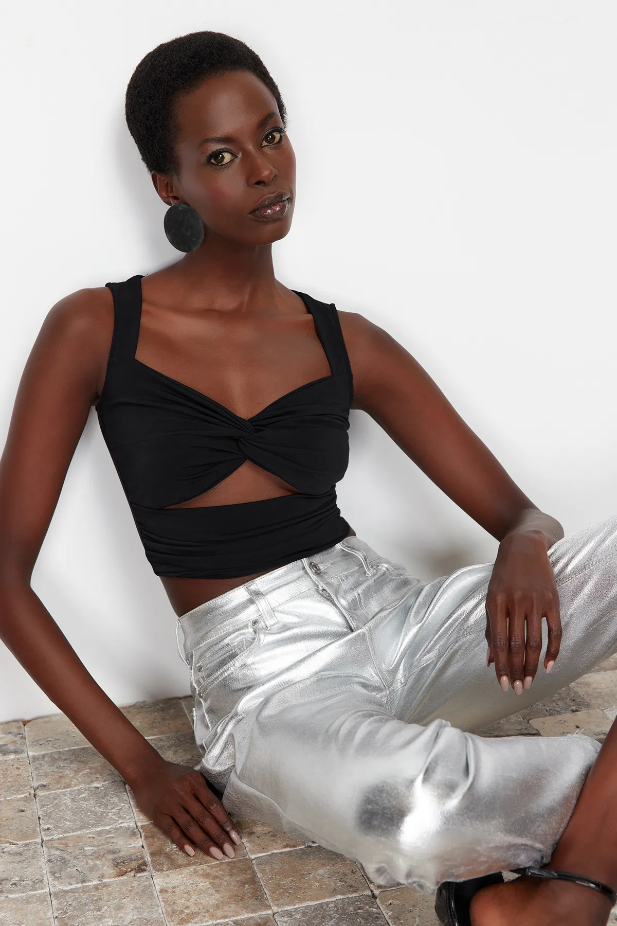 Trendyol Collection  Schwarze, kurze Strickbluse mit Fenster-/Cut-Out-Detail