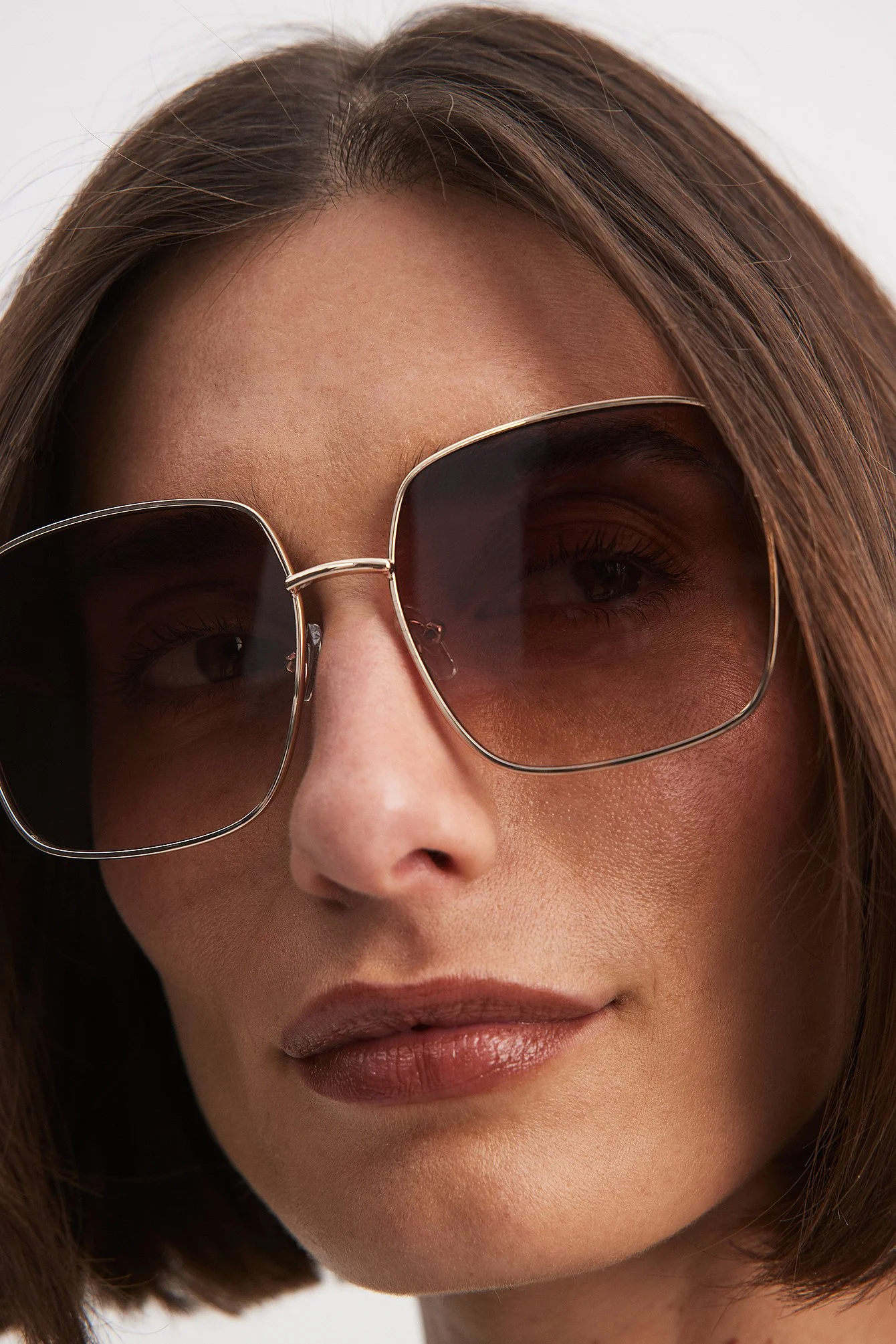 Große Sonnenbrille mit quadratischen Gläsern und Metallrahmen