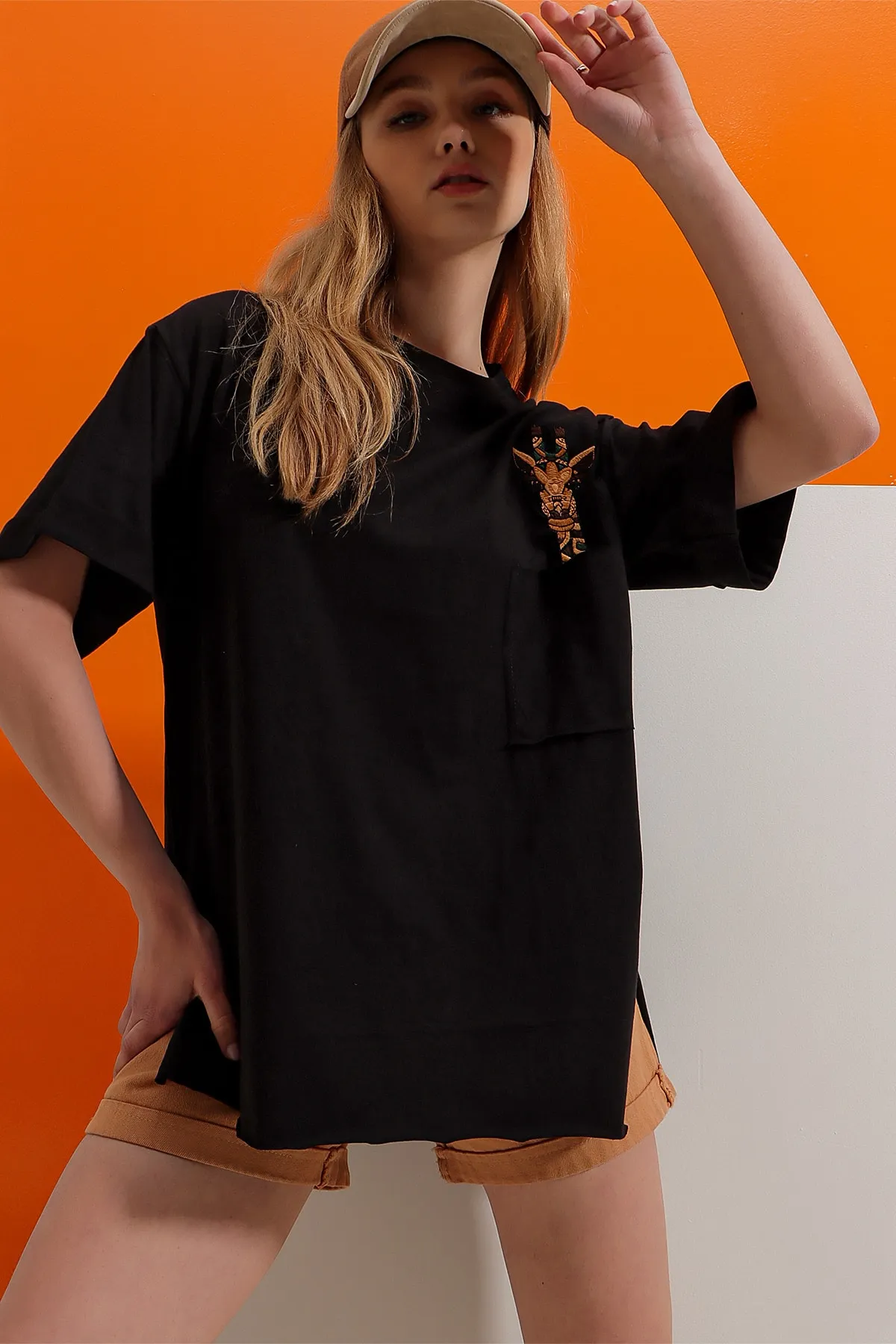 Trend Alaçatı Stili  Schwarzes Damen-T-Shirt mit Rundhalsausschnitt und Giraffen-Stickerei, doppelärmelig, lasergeschnitten, Oversize-T-Shirt ALC-X8475