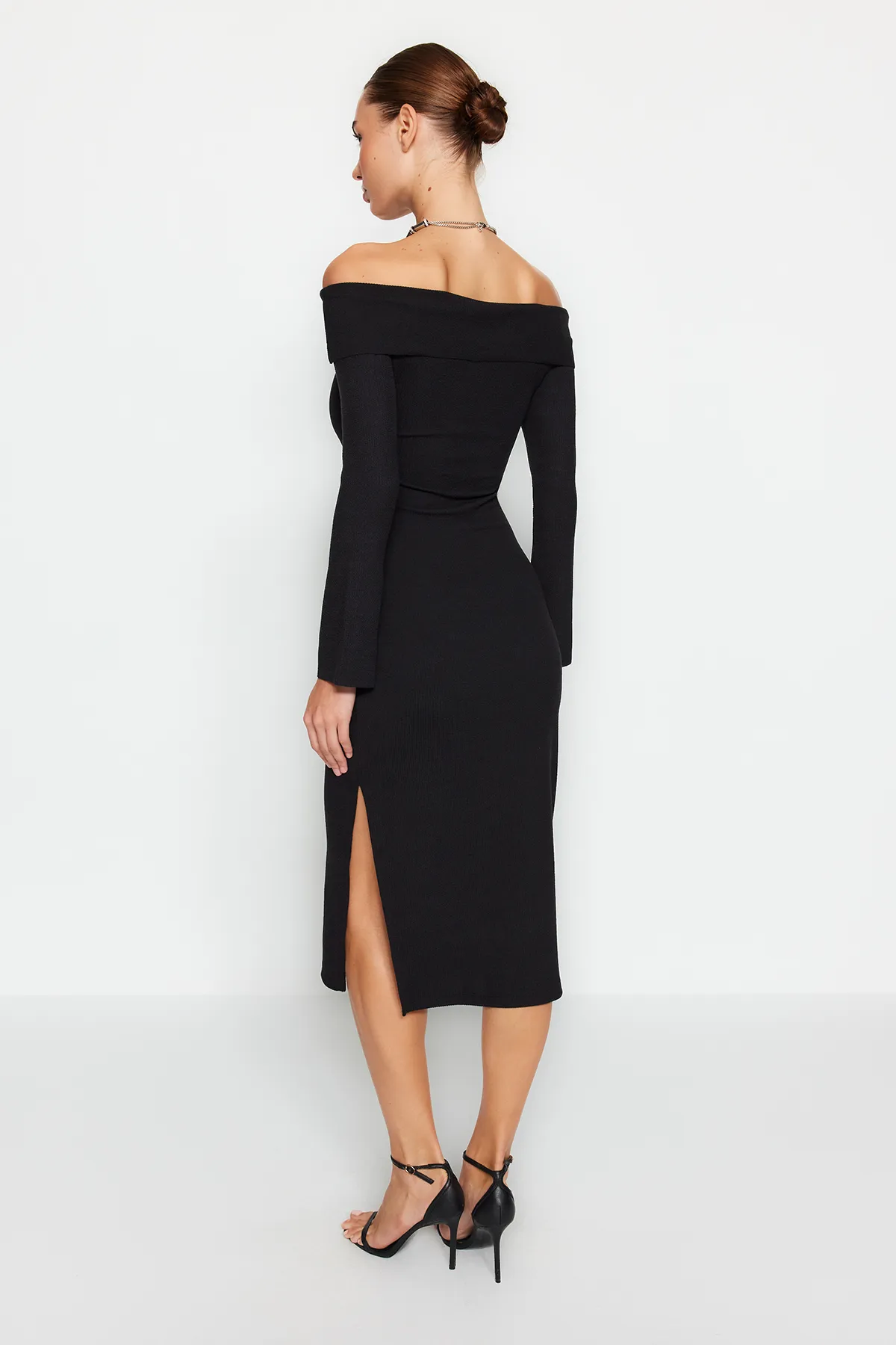 Trendyol Collection  Schwarzes tailliertes/tailliertes Carmen-Kragen-Midi-Bleistiftkleid aus flexiblem Strick mit weicher Struktur TWOAW24EL00803
