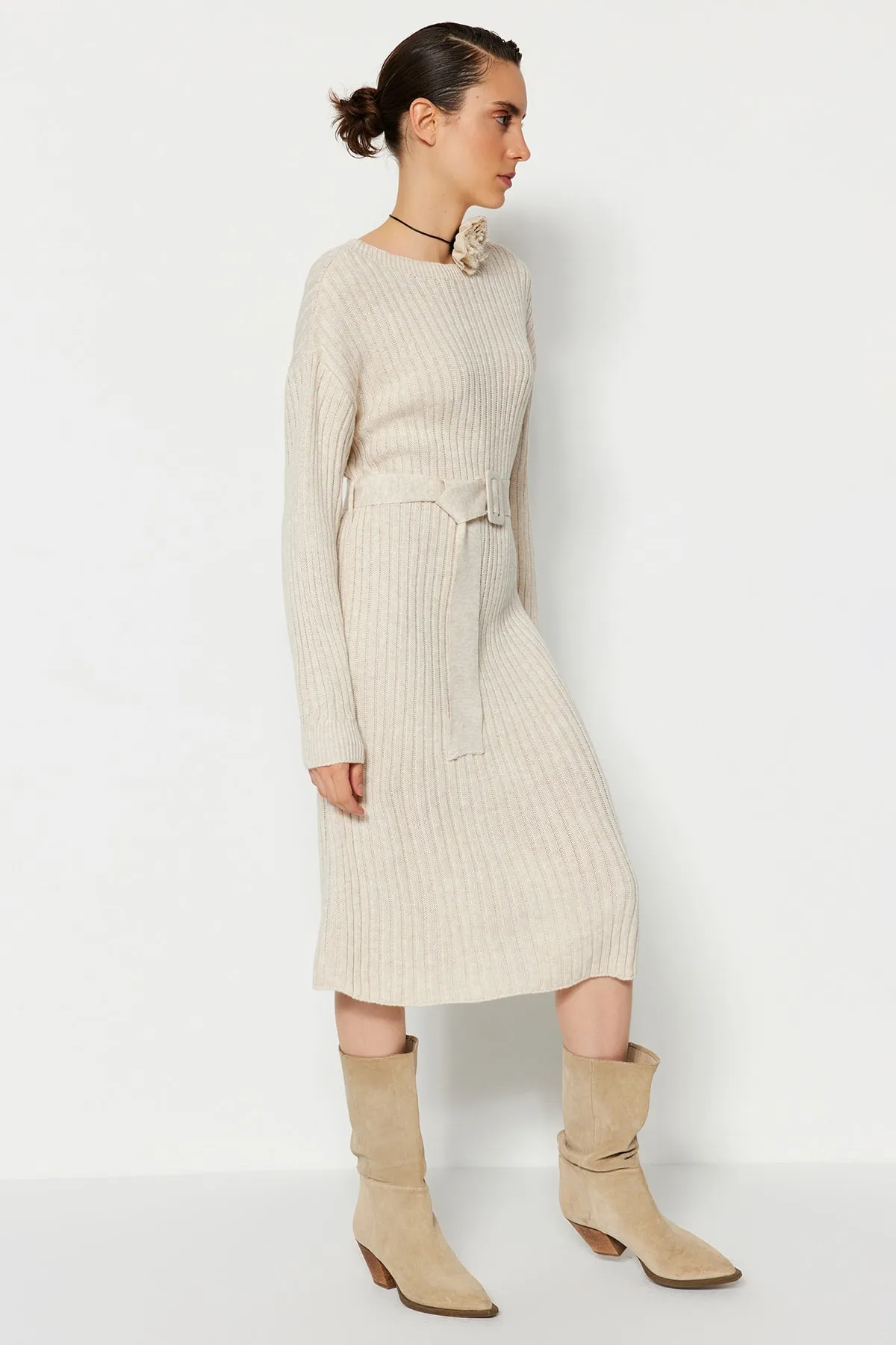 Trendyol Collection  Beiges Mini-Strickkleid mit Gürtel TWOAW23EL00444
