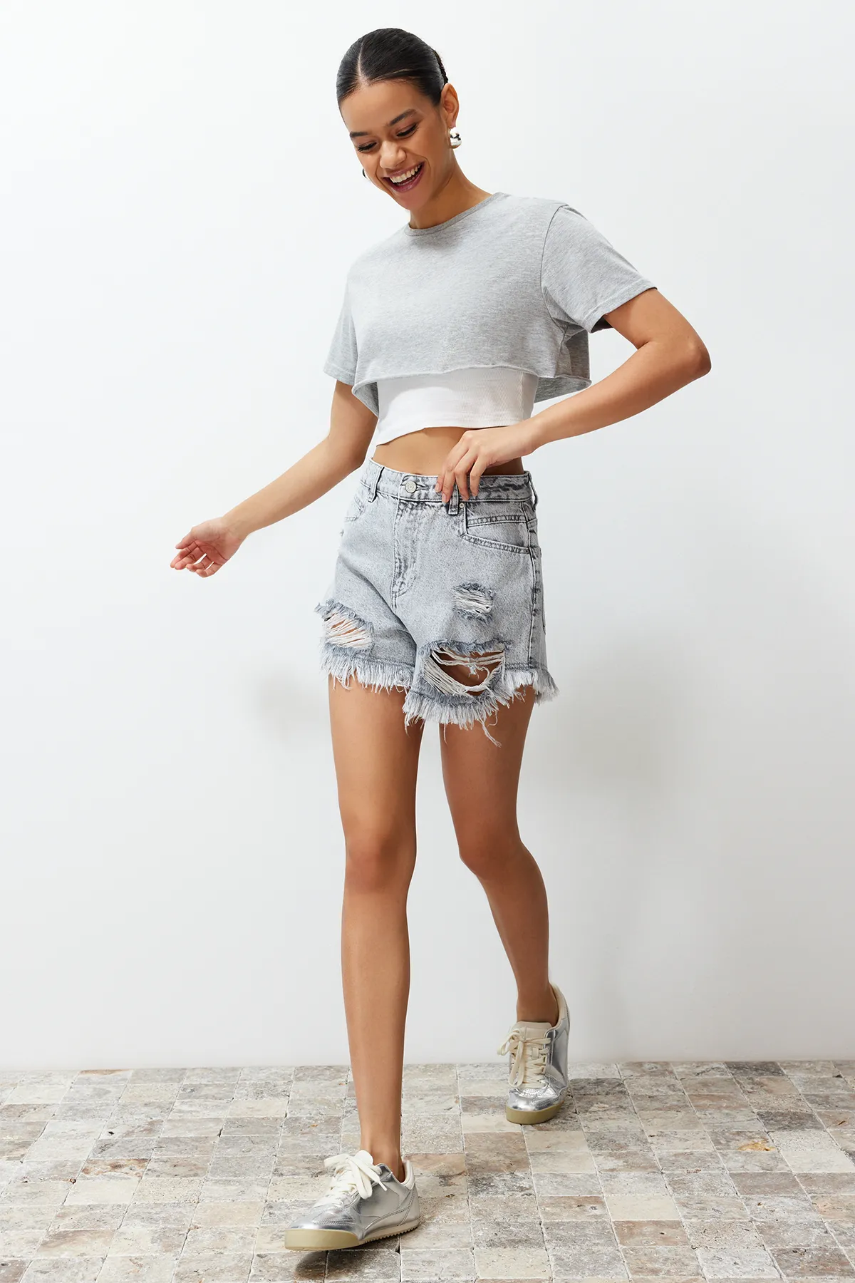 Trendyol Collection  Graue Jeansshorts mit zerrissenem Detail und hoher Taille TWOSS22SR00152