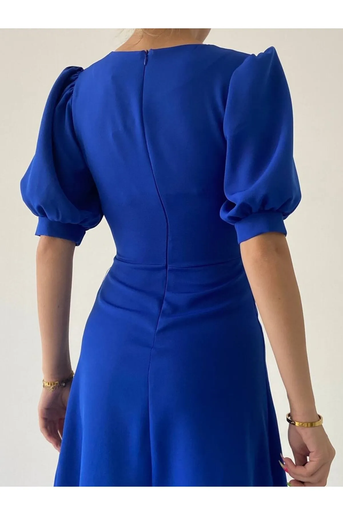 SONREİR  KLEID IN MIDI-LÄNGE MIT BALLONÄRMELN, KNOPFDETAILS VORNE