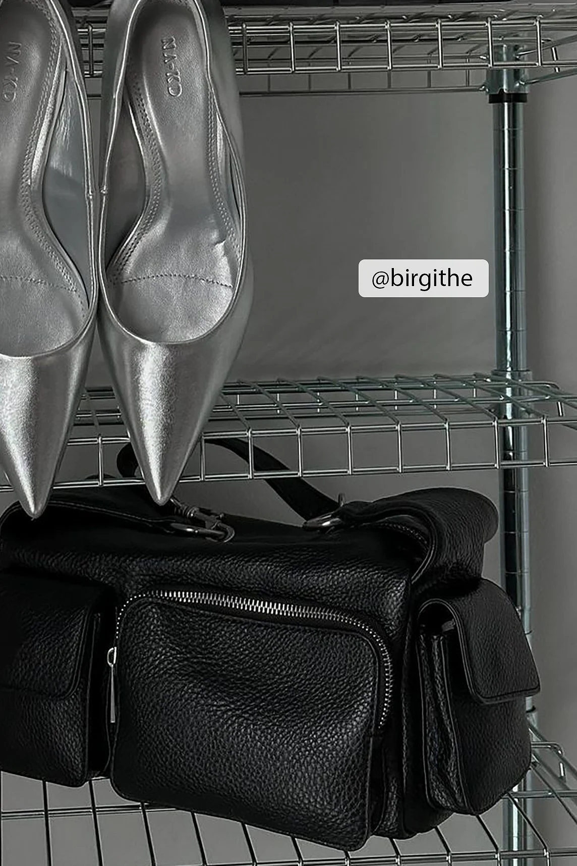 Umhängetasche mit Taschendetail