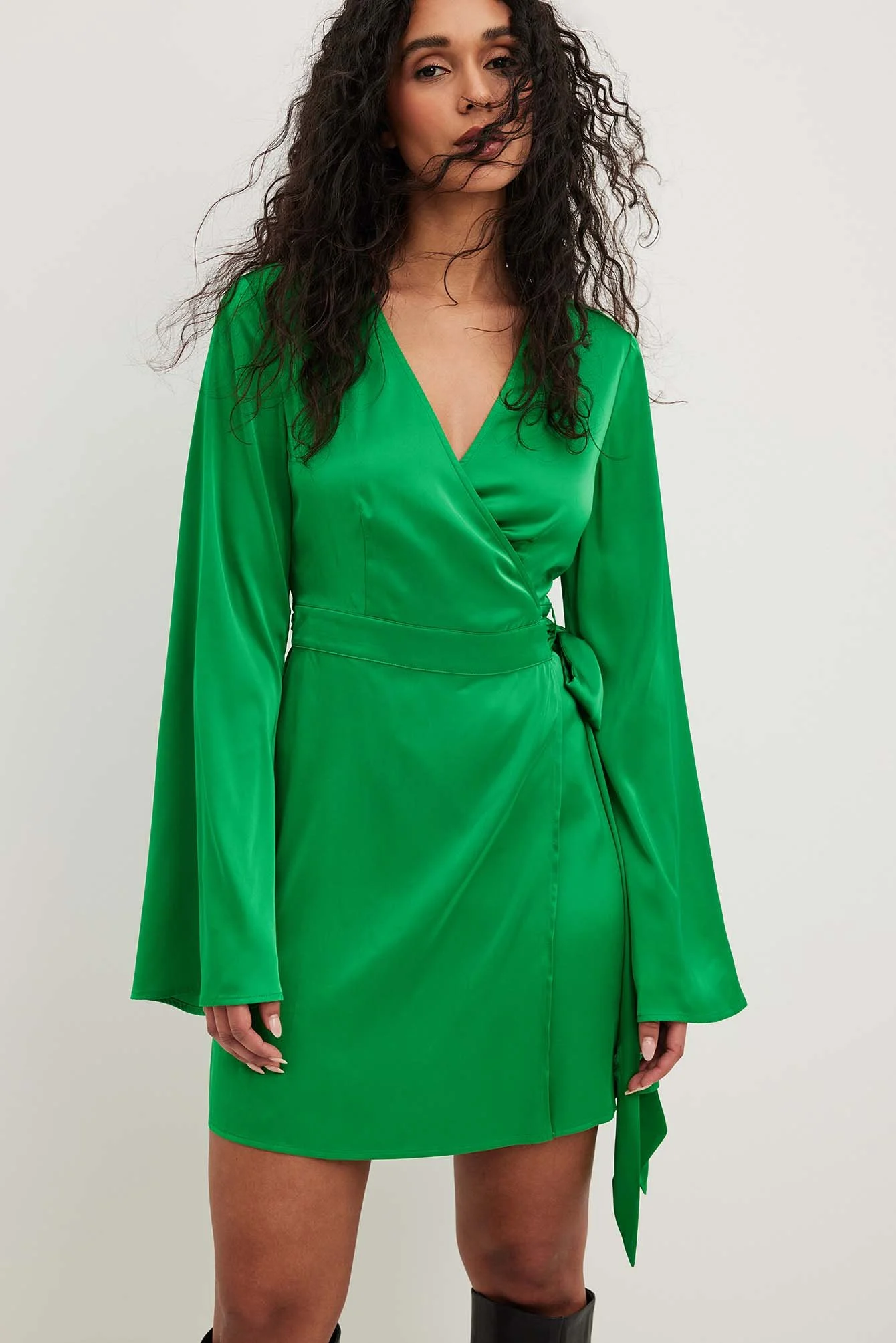 Fließendes Minikleid mit Bindegürtel