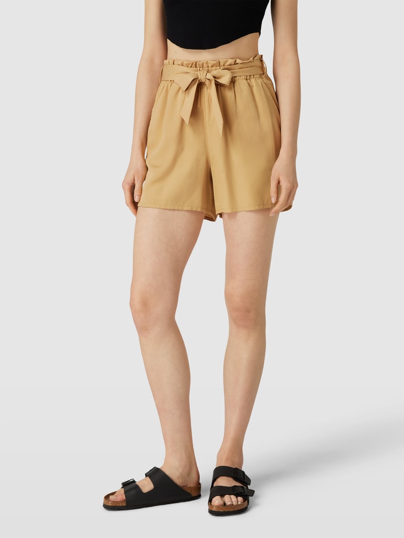 Shorts mit Stoffgürtel in sand