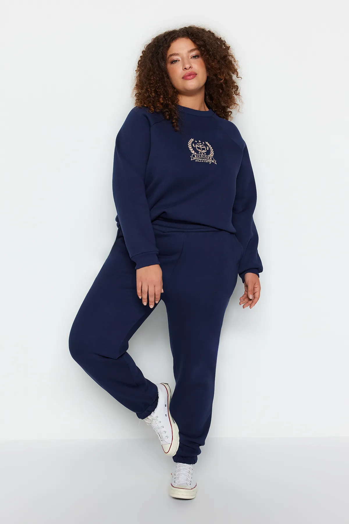 Trendyol Curve  Marineblaue Jogginghose aus dickem Fleece-Strick TBBAW24AJ00002