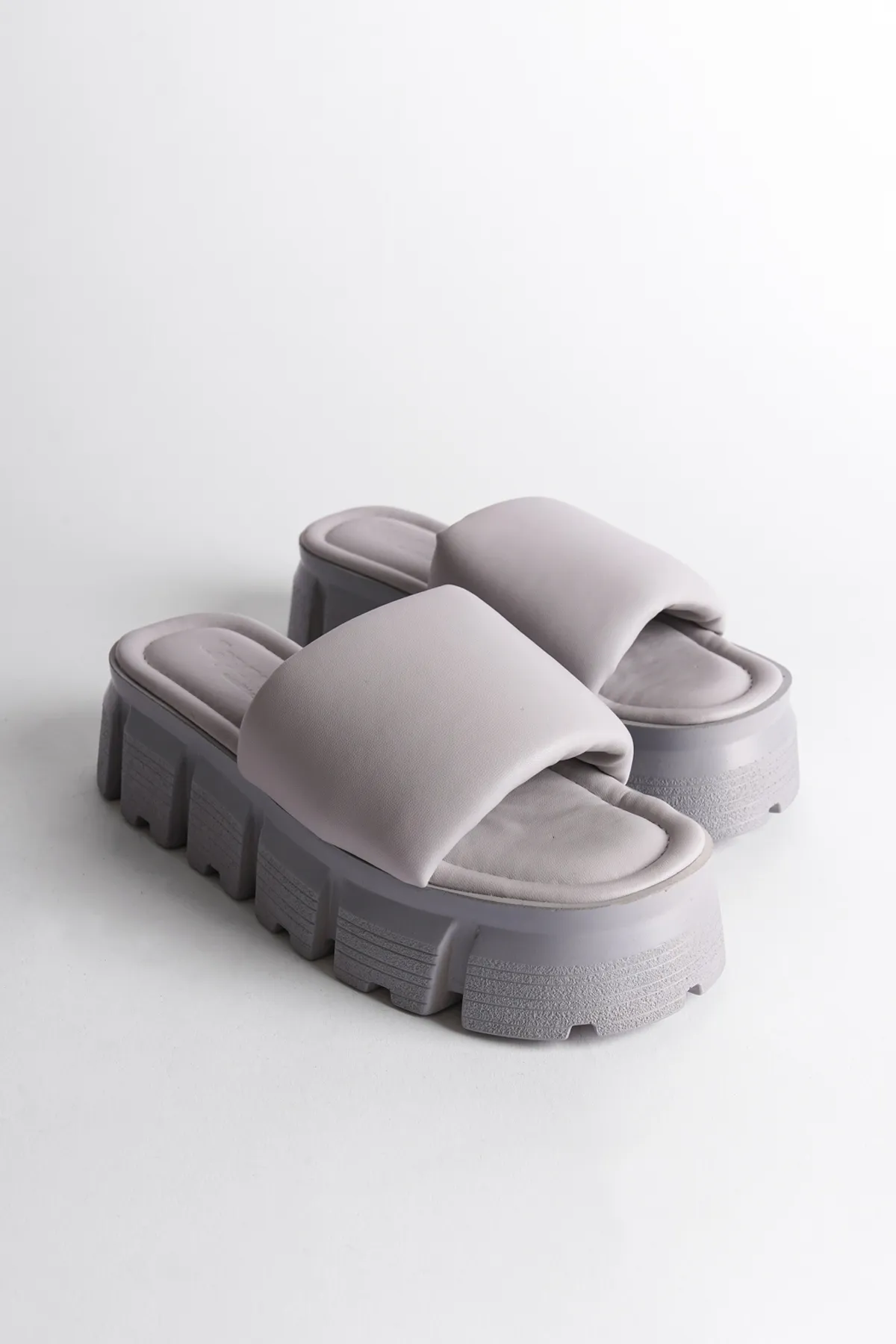 Capone Outfitters  Tello Damen-Hausschuhe mit Keilabsatz und einem Riemen