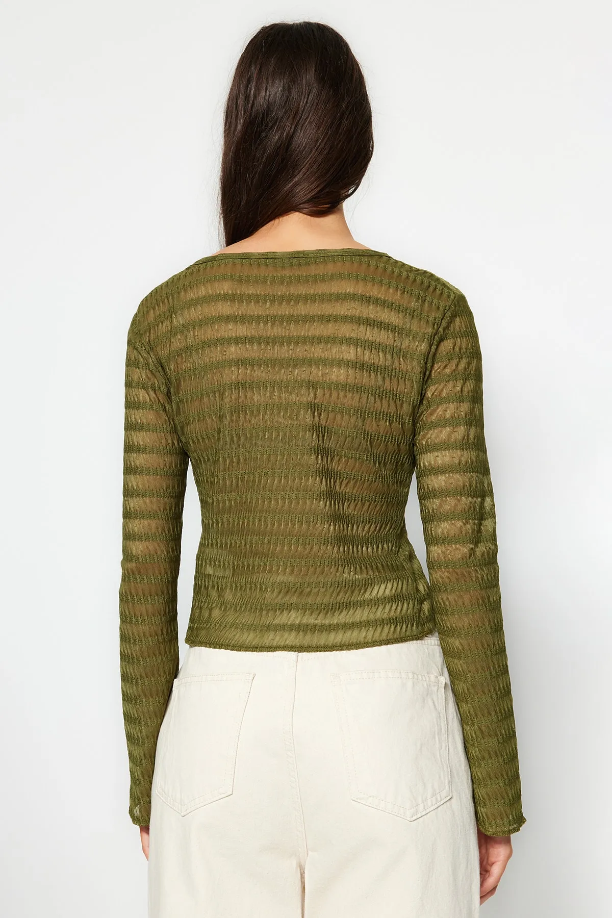 Trendyol Collection  Khakifarbene Premium-Strickbluse mit detailliertem, strukturiertem V-Ausschnitt und dehnbarer Krawatte TWOSS23BZ00796