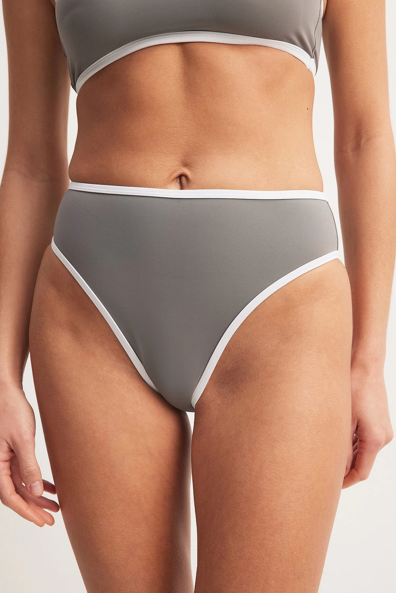 Bikinihöschen mit hohem Beinausschnitt und Kontrastdetail