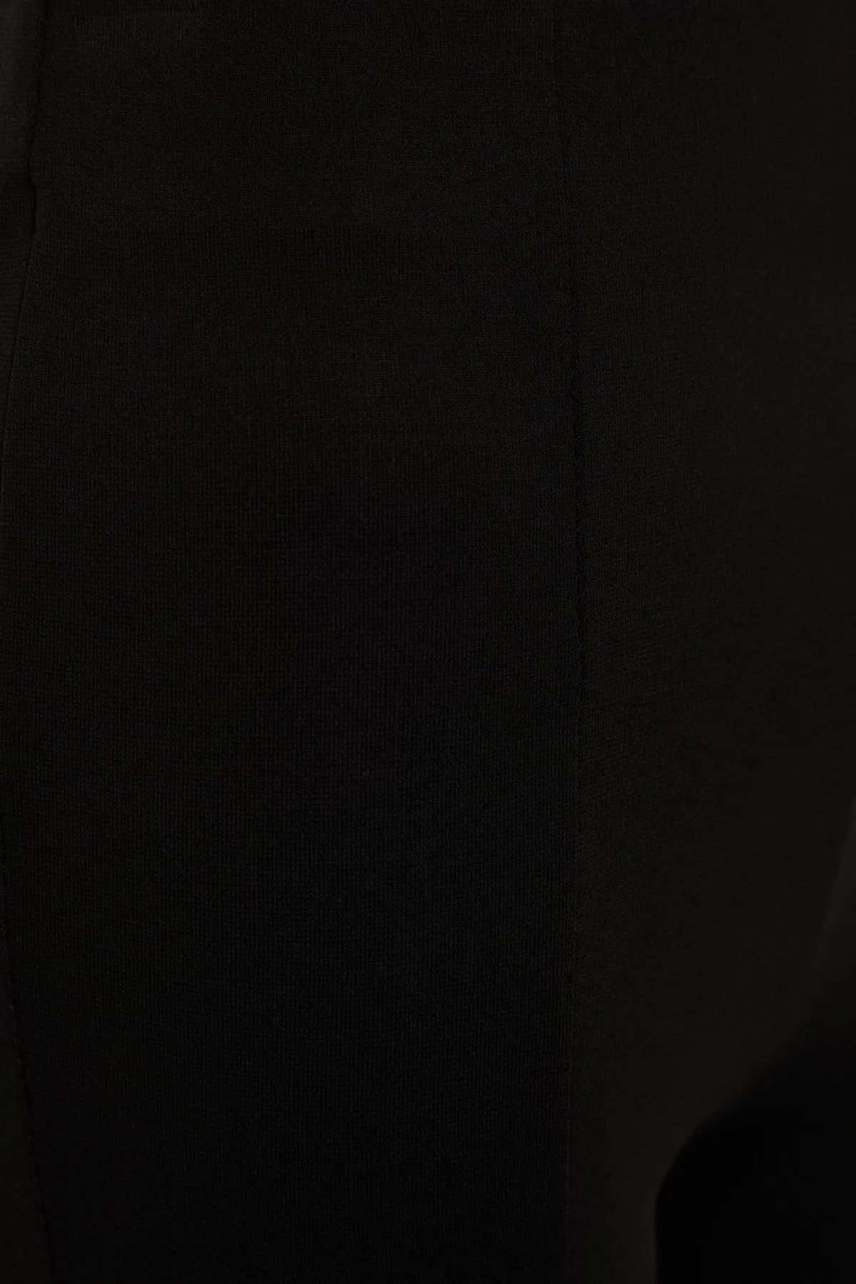 Trendyol Collection  Schwarze Interlock-Strick-Leggings mit hoher Taille und geschlitzten Beinen TWOAW21PL0263