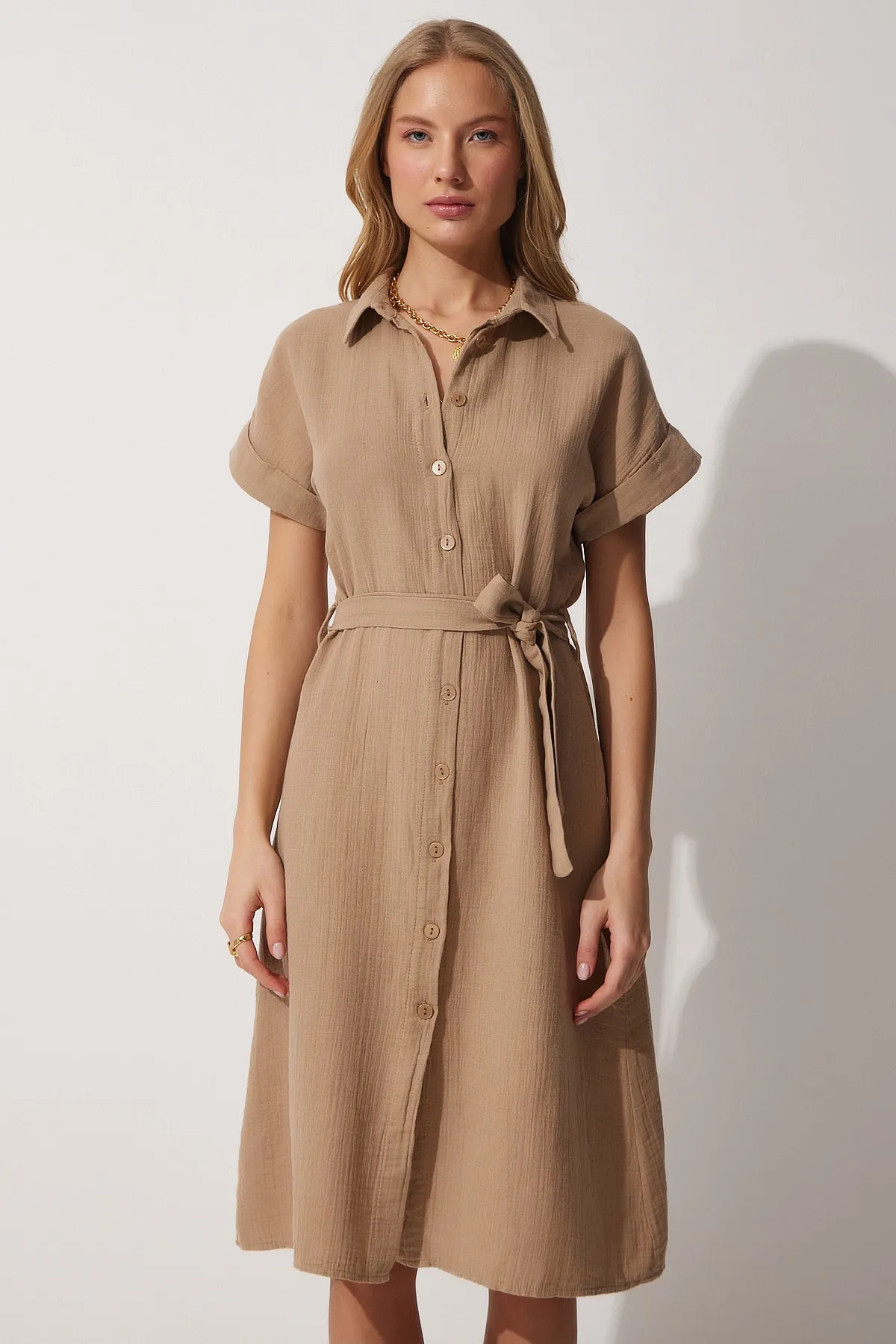 Happiness İstanbul  Damen-Hemdkleid aus Leinen in Dunkelbeige mit Gürtel MX00046