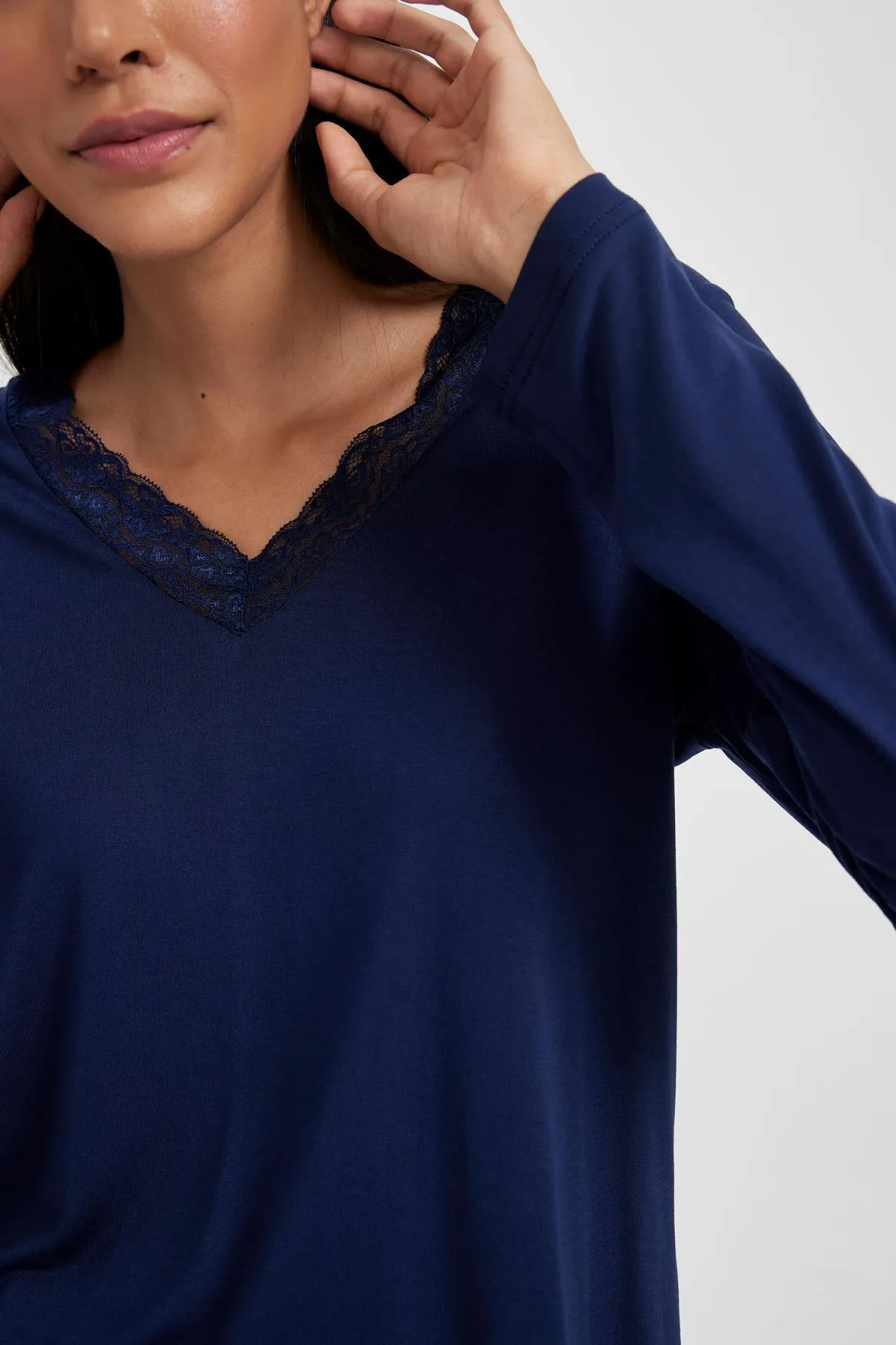 DeFacto  Verlieben Sie sich in ein Pyjama-Set aus Spitze mit V-Ausschnitt und langen Ärmeln