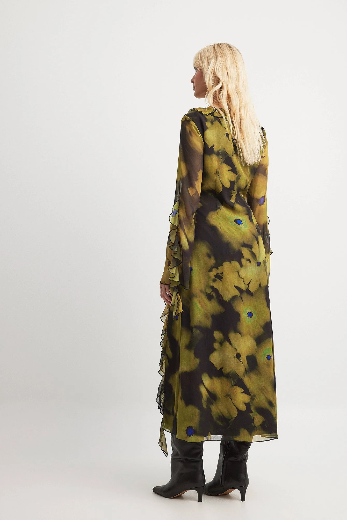 Maxikleid mit hohem Schlitz und Rüschen