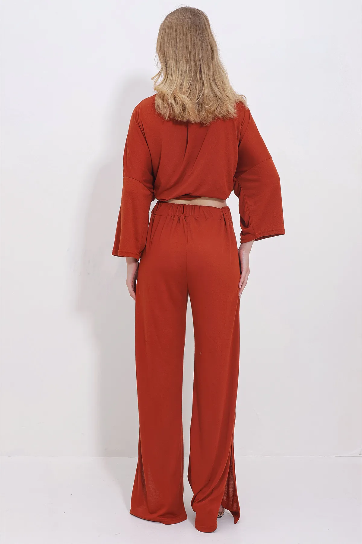 Trend Alaçatı Stili  Zweireihiger Damenanzug mit ziegelfarbener, zweireihiger Bluse mit Kragen und geschlitzter, locker geschnittener Hose für Damen ALC-X11422