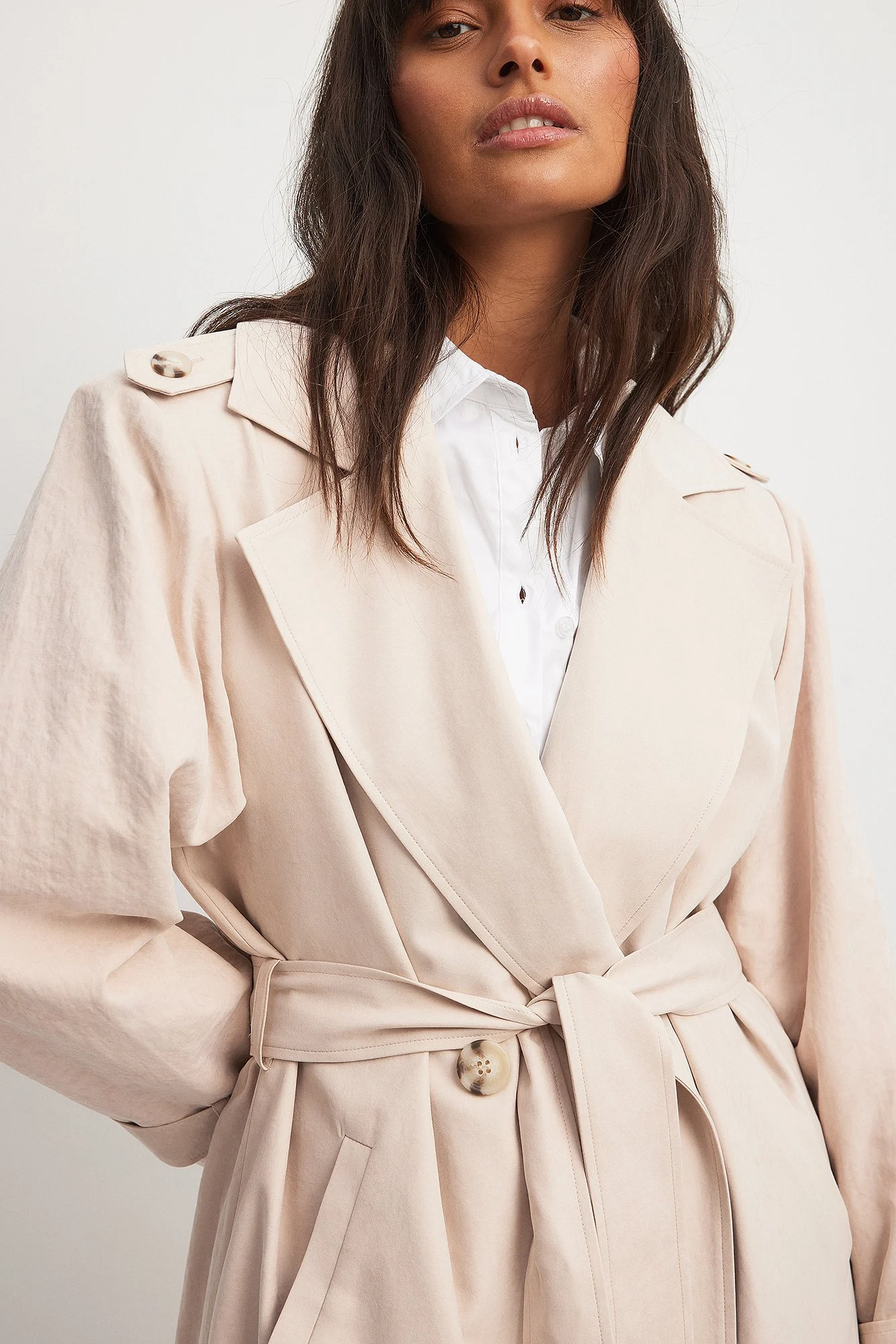Langer Trenchcoat mit Schulterpolstern