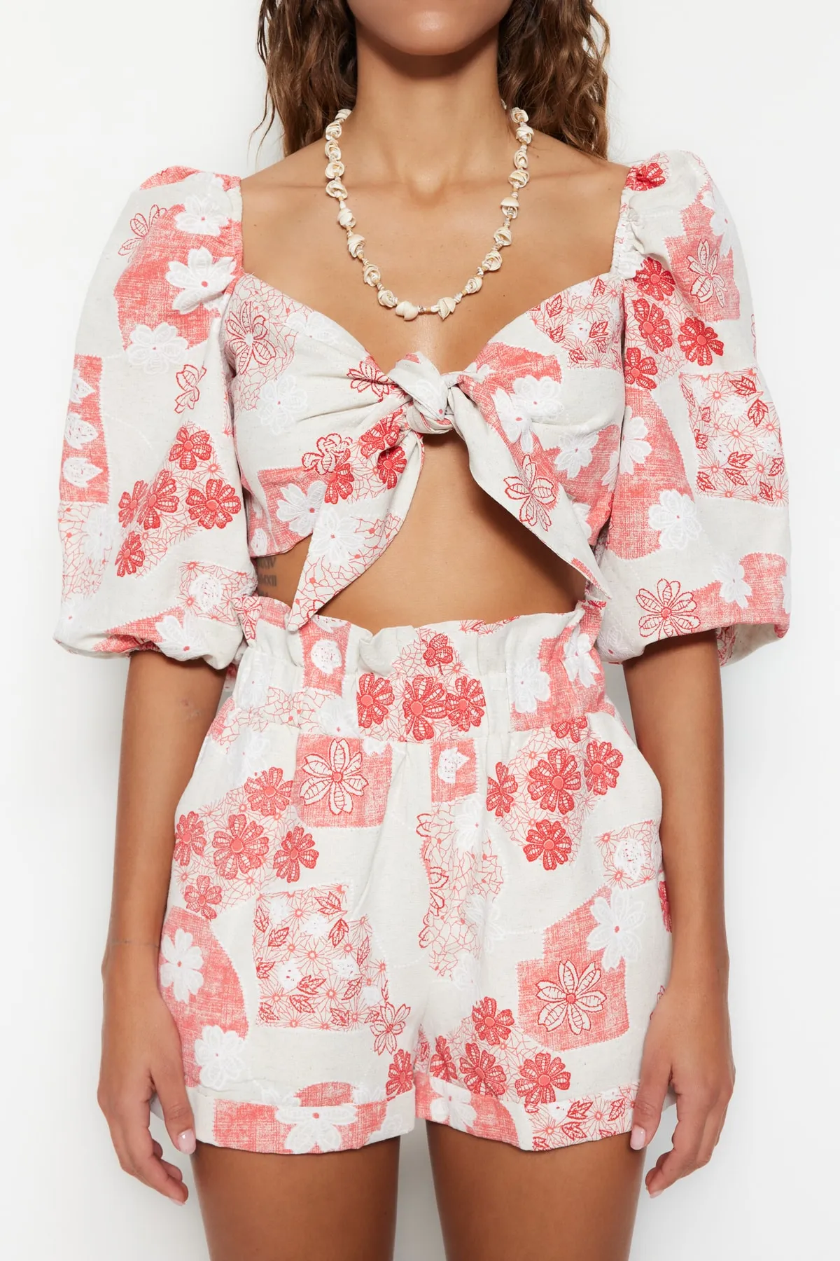 Trendyol Collection  Gewebtes Set mit Bluse und Shorts mit Blumenmuster und Bindeband TBESS23AU00004