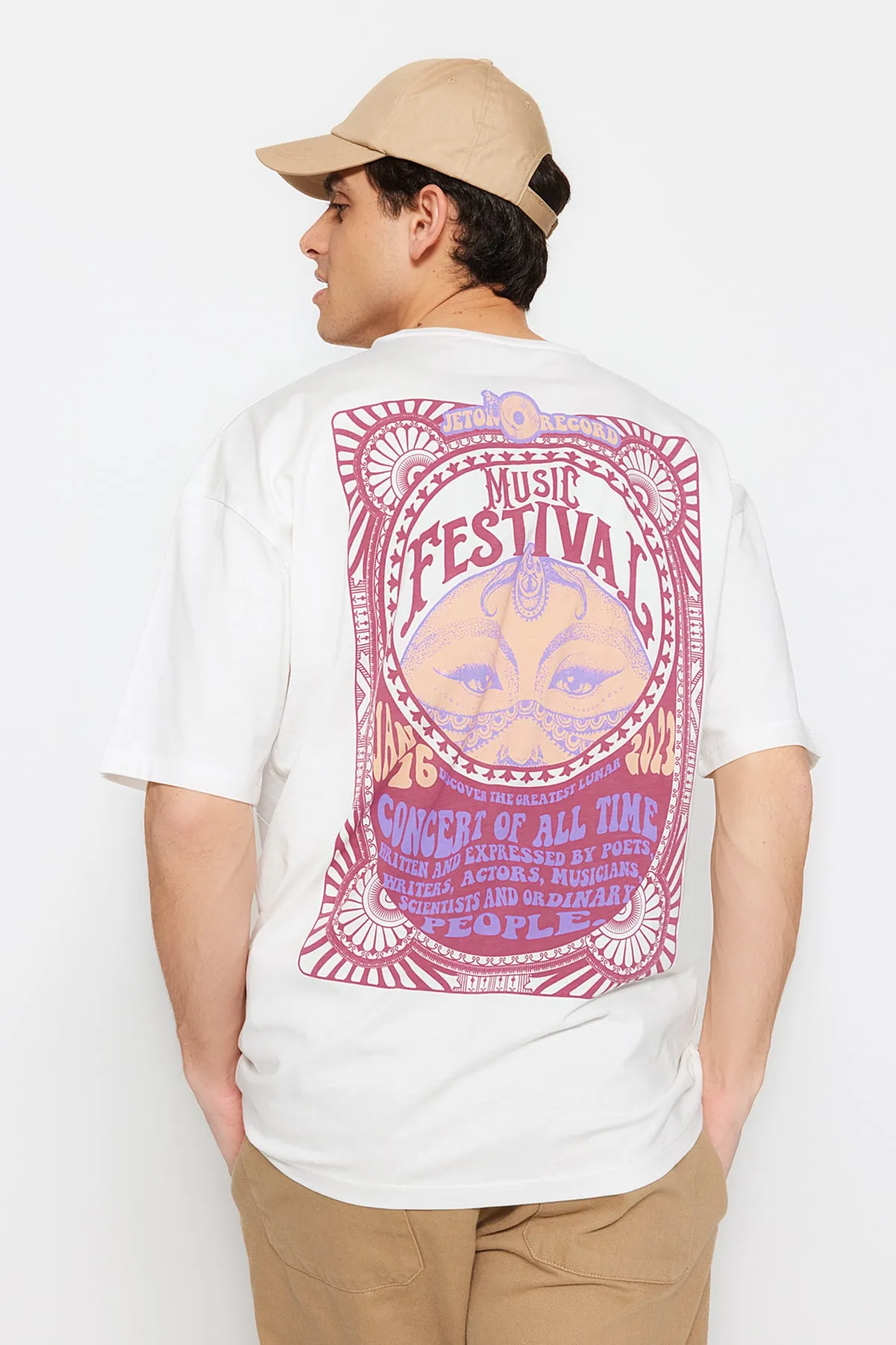 Trendyol Collection  Unisex-T-Shirt aus 100 % Baumwolle mit Ethno-Rückendruck in Übergröße/Weitschnitt TMNSS23TS00212