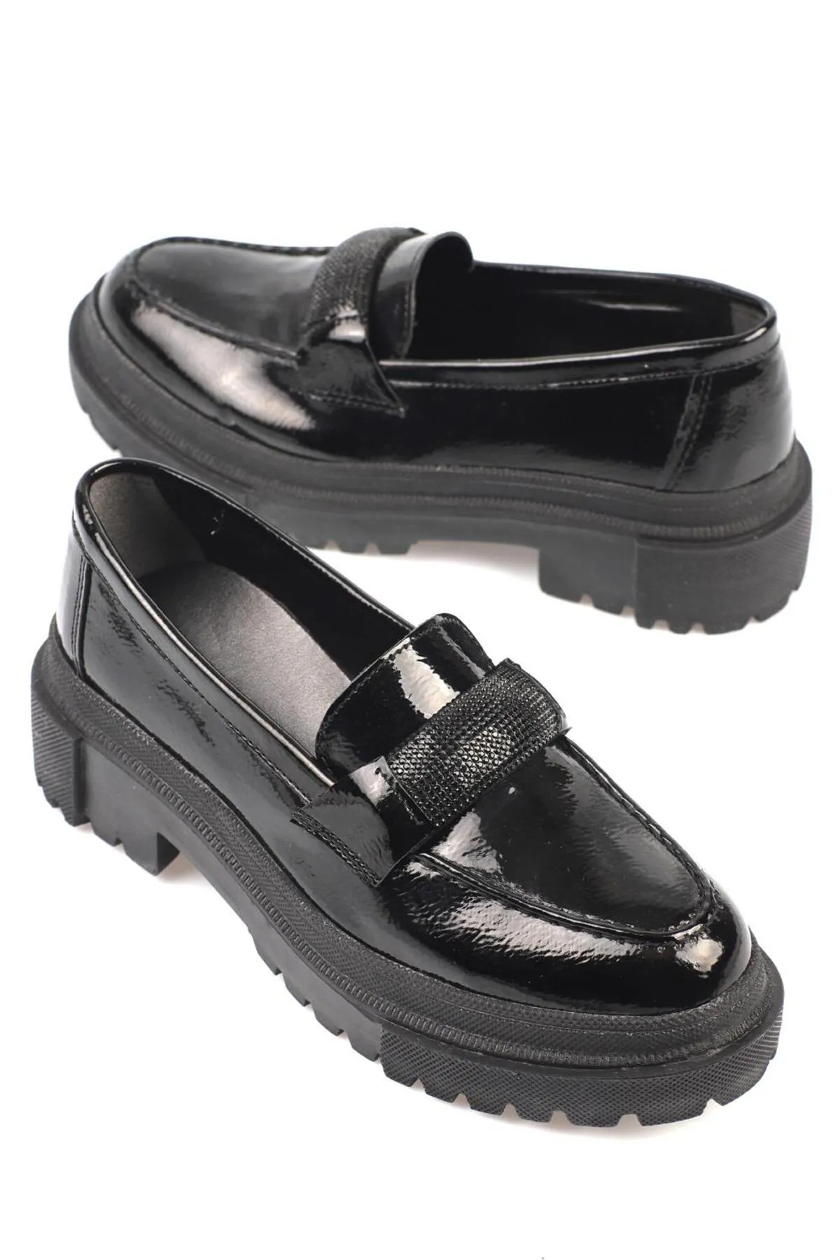 Capone Outfitters  Capone Damen-Loafer mit ovaler Zehenpartie, Steinschnalle und Trac-Sohle, faltiges Lackleder in Schwarz