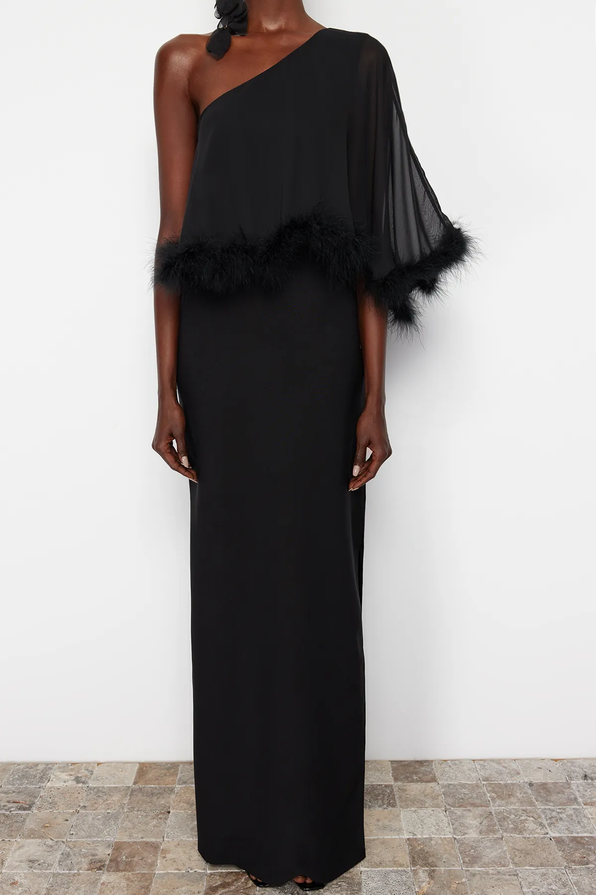 Trendyol Collection  Schwarzes, figurbetontes, gewebtes, durchbrochenes langes Abendkleid TPRSS24AE00004