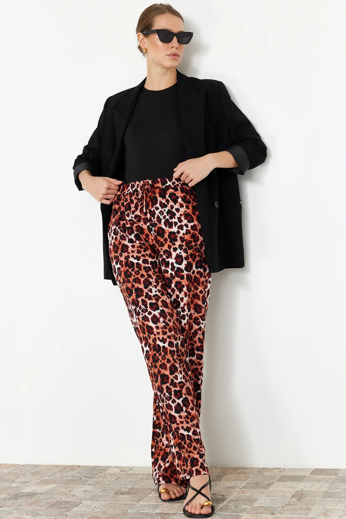 Trendyol Collection  Braune gewebte Hose mit weitem Bein und elastischem Bund und Leopardenmuster TWOSS24PL00159