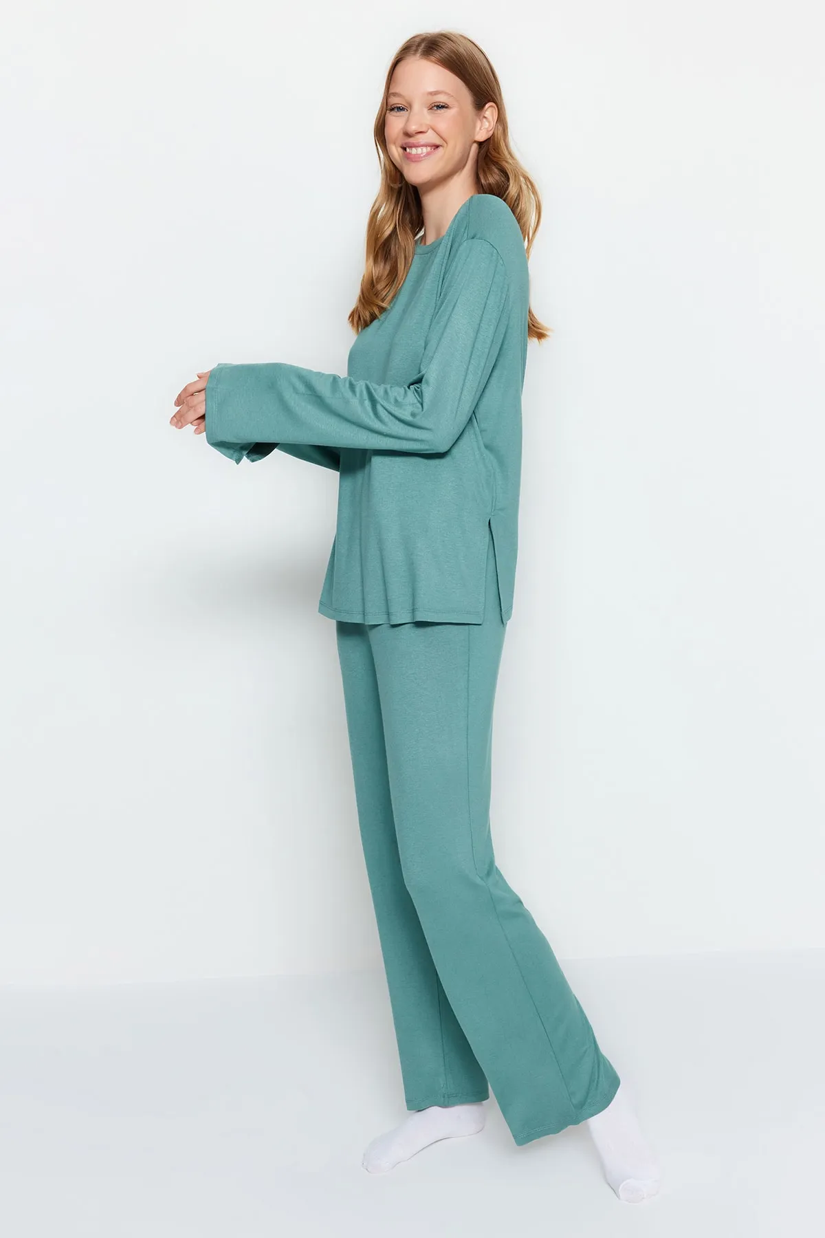 Trendyol Collection  Mintfarbenes Baumwoll-Strick-Pyjama-Set mit Schlitz und detaillierter T-Shirt-Hose THMAW24PT00117