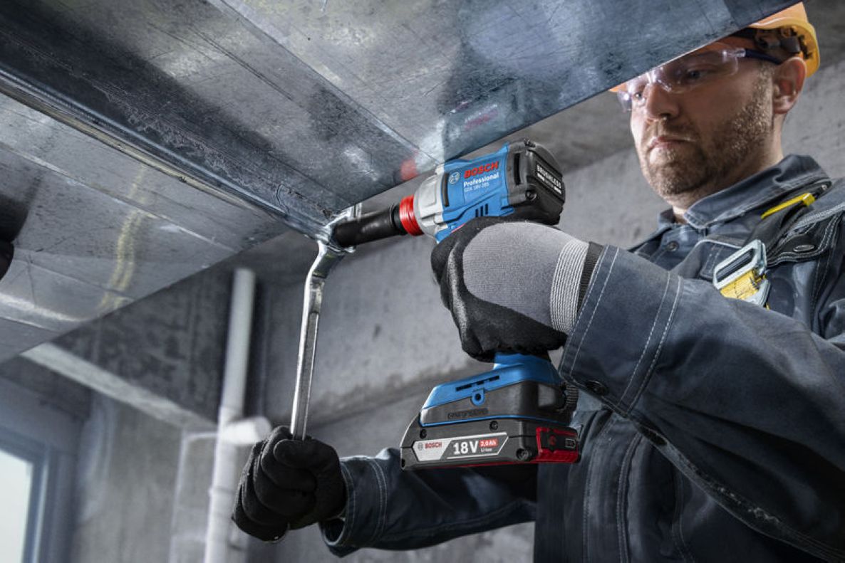 Bosch Blue 06019N2102 GDX 18V-285 Akumulatorski udarni odvijač 2x 4,0 Ah i punjač GAL 18V-40 u L-BOXX-u