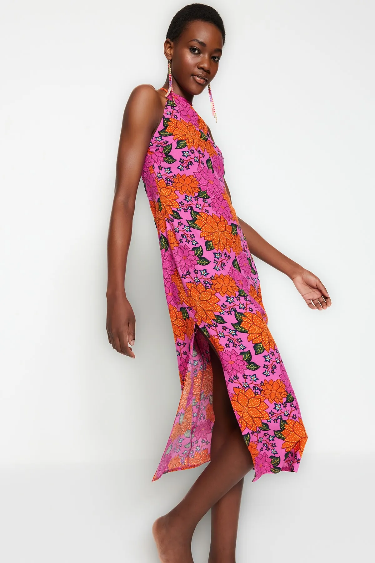 Trendyol Collection  Rückenfreies Midi-Strandkleid aus Webstoff mit Blumenmuster TBESS23EL00062