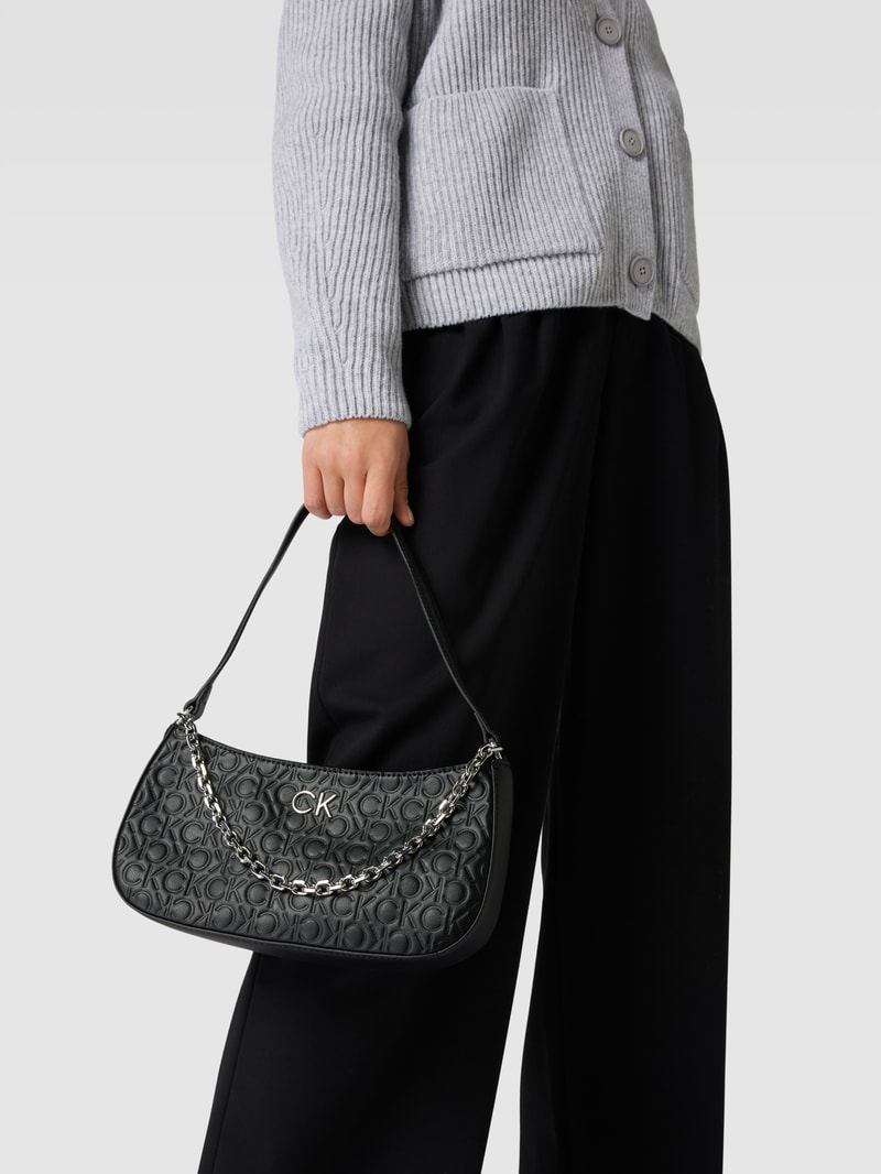 Hobo Bag mit Label-Applikation in schwarz