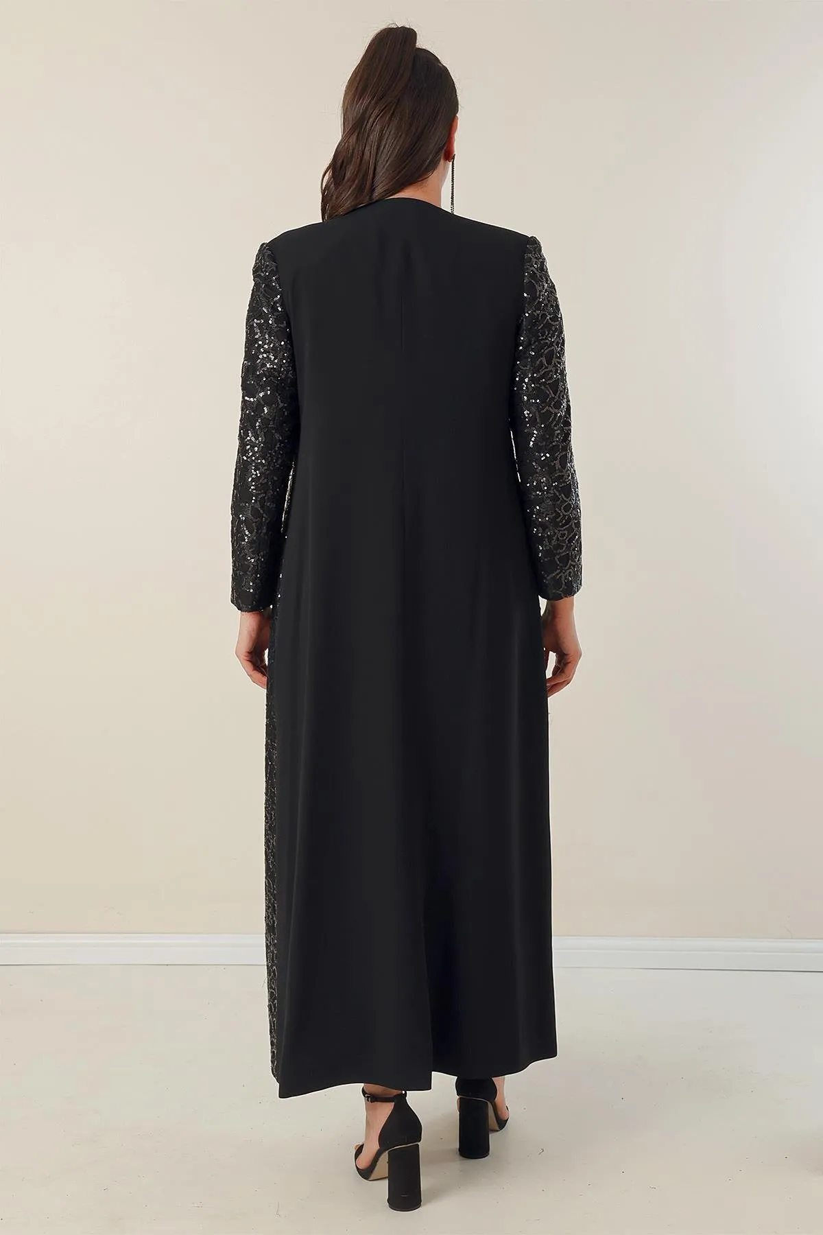 By Saygı  Langes Kreppkleid mit Halbmondärmeln und paillettenbesetztem Kaftan-Futter an den Ärmeln und vorne, 2-teiliges Set in Übergröße
