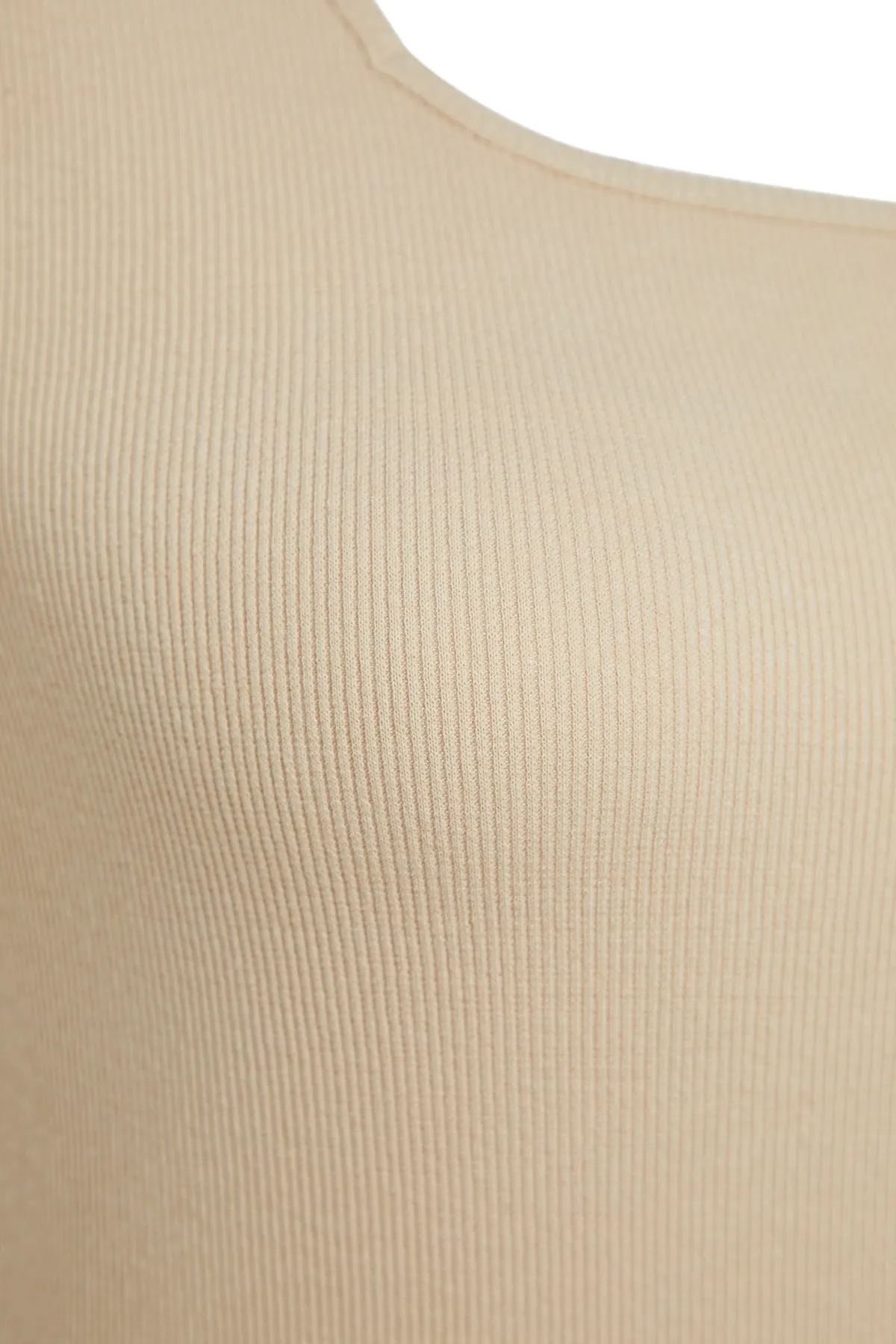 Trendyol Curve  Beigefarbenes Basic-Unterhemd aus schnurgebundenem Strick mit quadratischem Ausschnitt TBBSS22AL0011