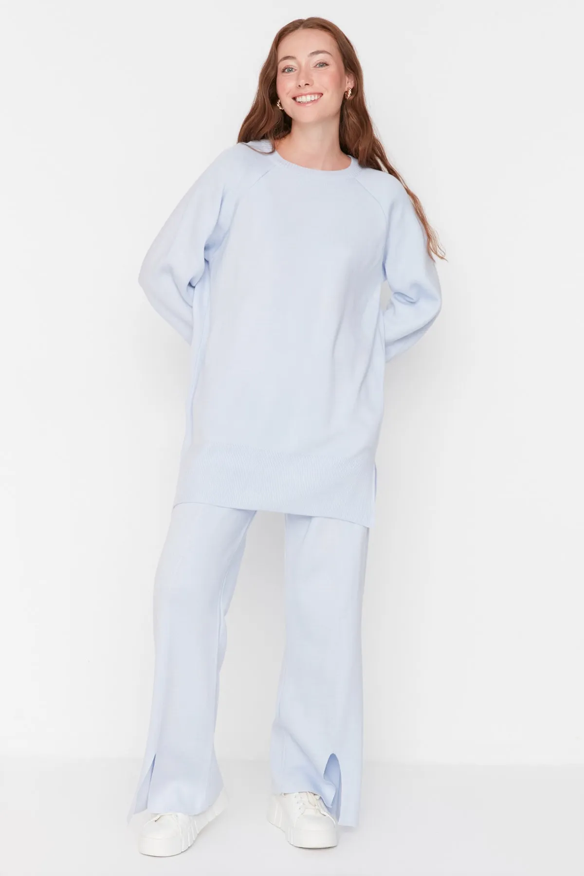 Trendyol Modest  Graues Strickset mit Pullover und Hose mit Schlitzdetail TCTAW23US00030