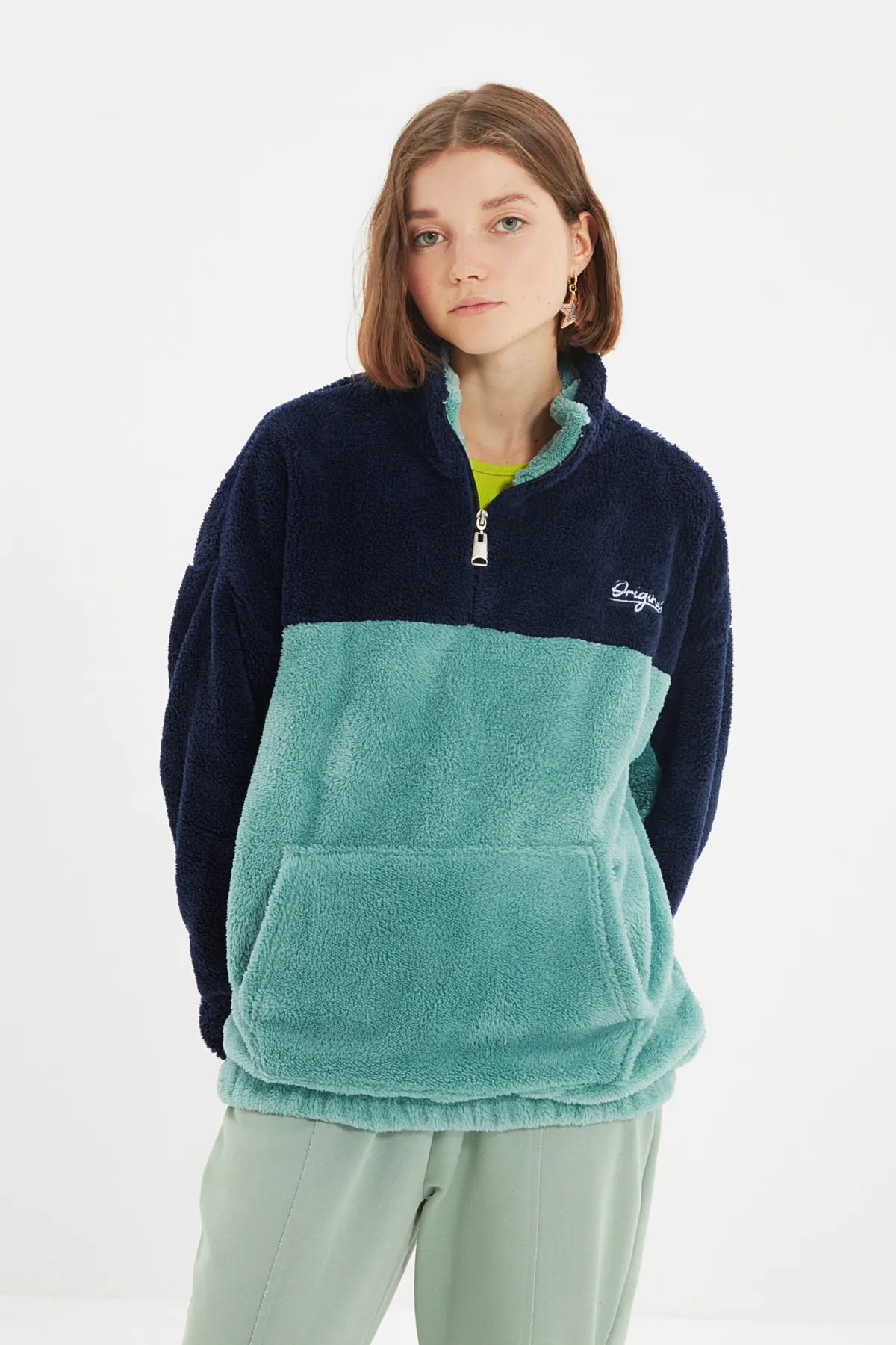 Trendyol Collection  Blaues Unisex-Sweatshirt in Übergröße/Weitschnitt, Farbblock, minimale Stickerei, warmes Plüsch-Sweatshirt TMNAW22SW1477