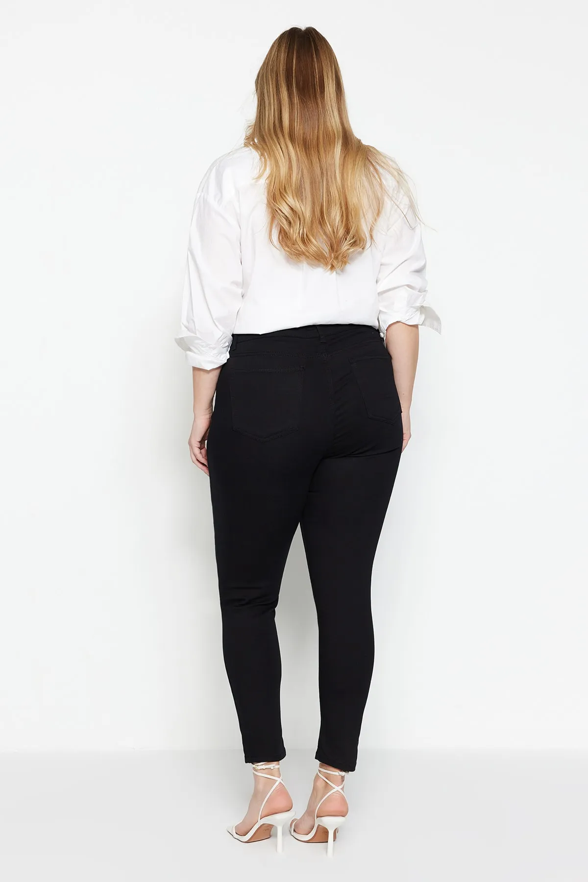 Trendyol Curve  Schwarze, dehnbare Skinny-Jeans mit hoher Taille TBBAW23CJ00059