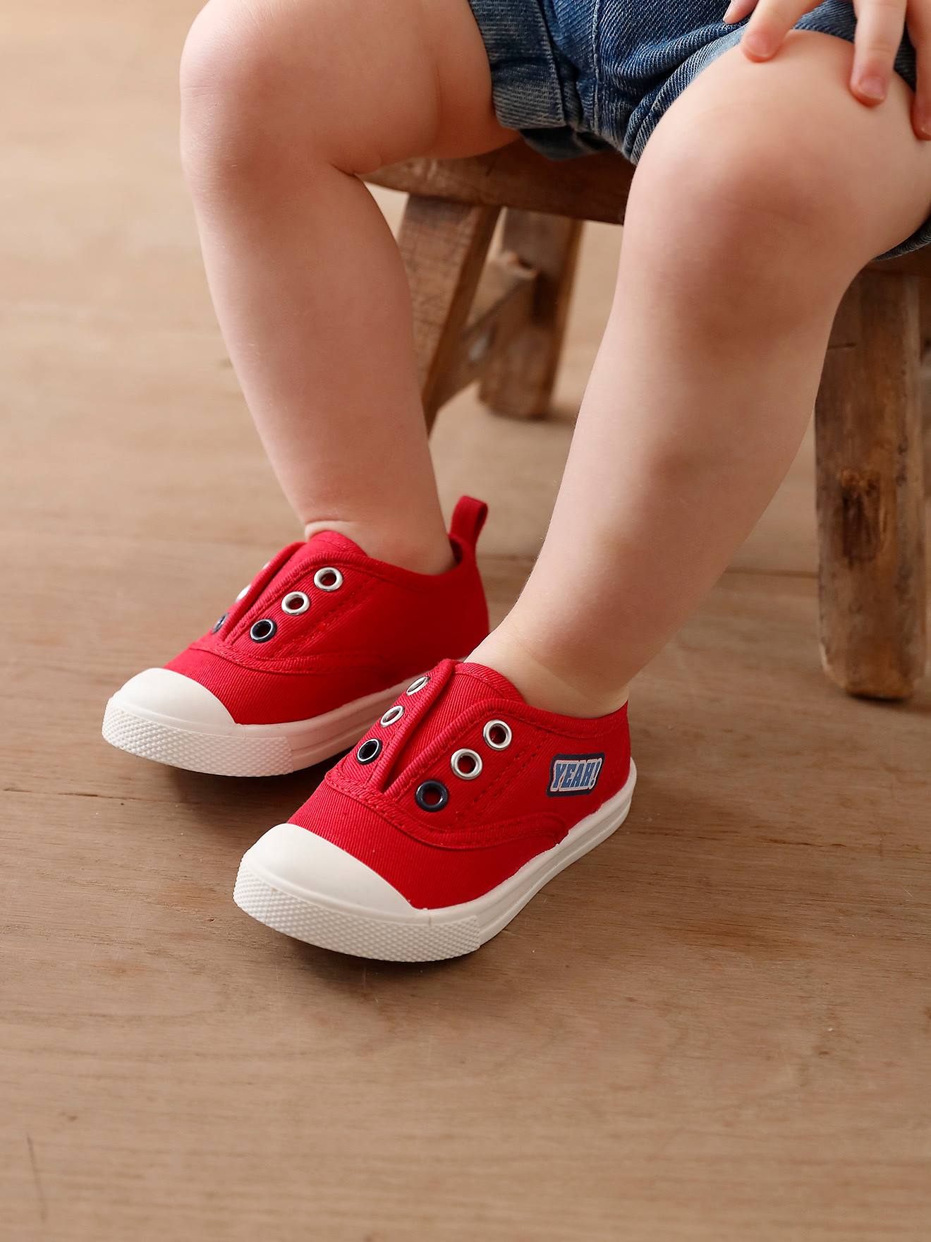 Baskets élastiquées en toile bébé rouge