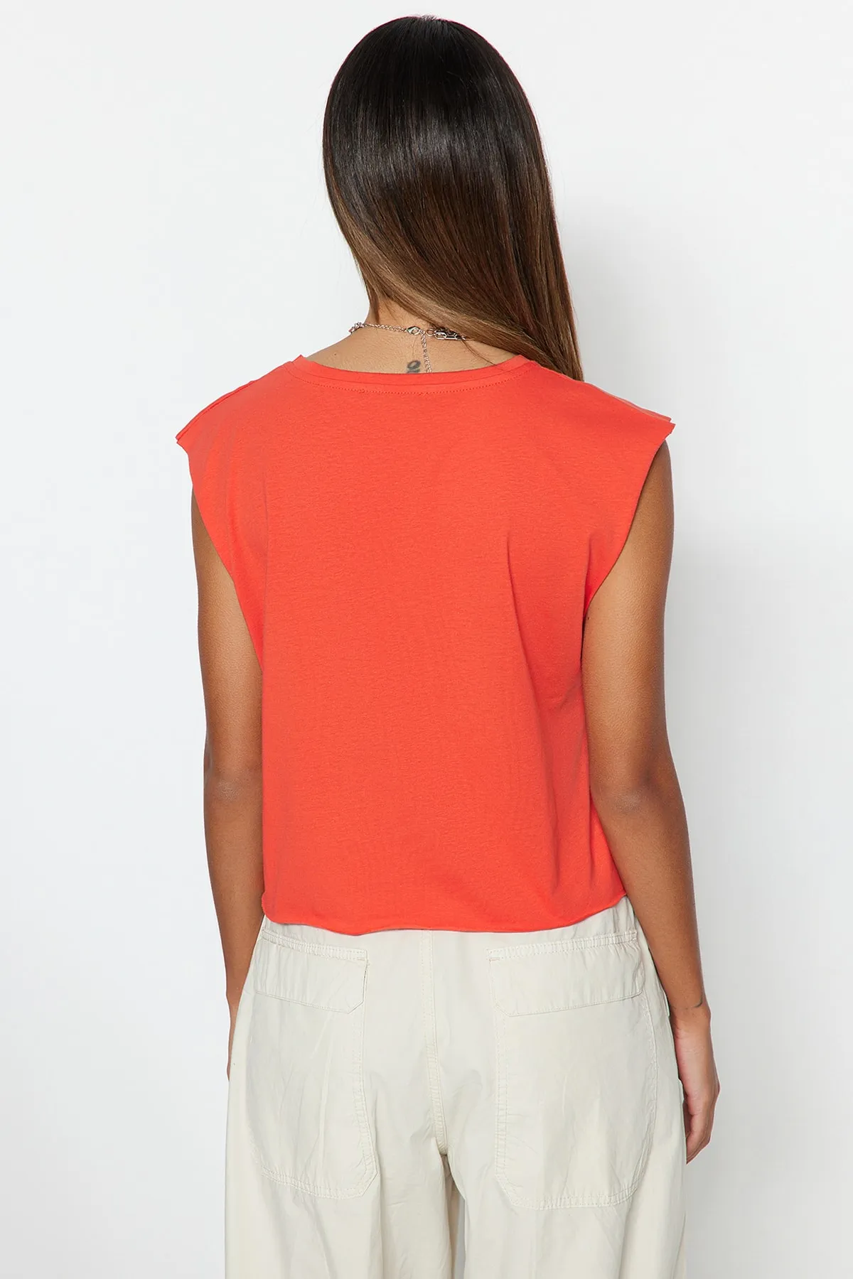 Trendyol Collection  Rotes, bedrucktes, ärmelloses, kurz geschnittenes Strick-T-Shirt aus 100 % Baumwolle mit Rundhalsausschnitt TWOSS23TS00122