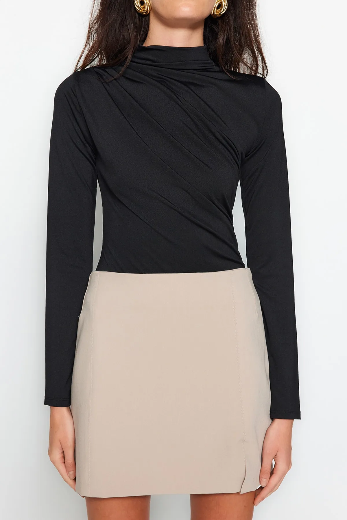 Trendyol Collection  Schwarzer Stretch-Strickbody mit Stehkragen und Druckknöpfen, gerafftem Detail TWOAW24BD00014