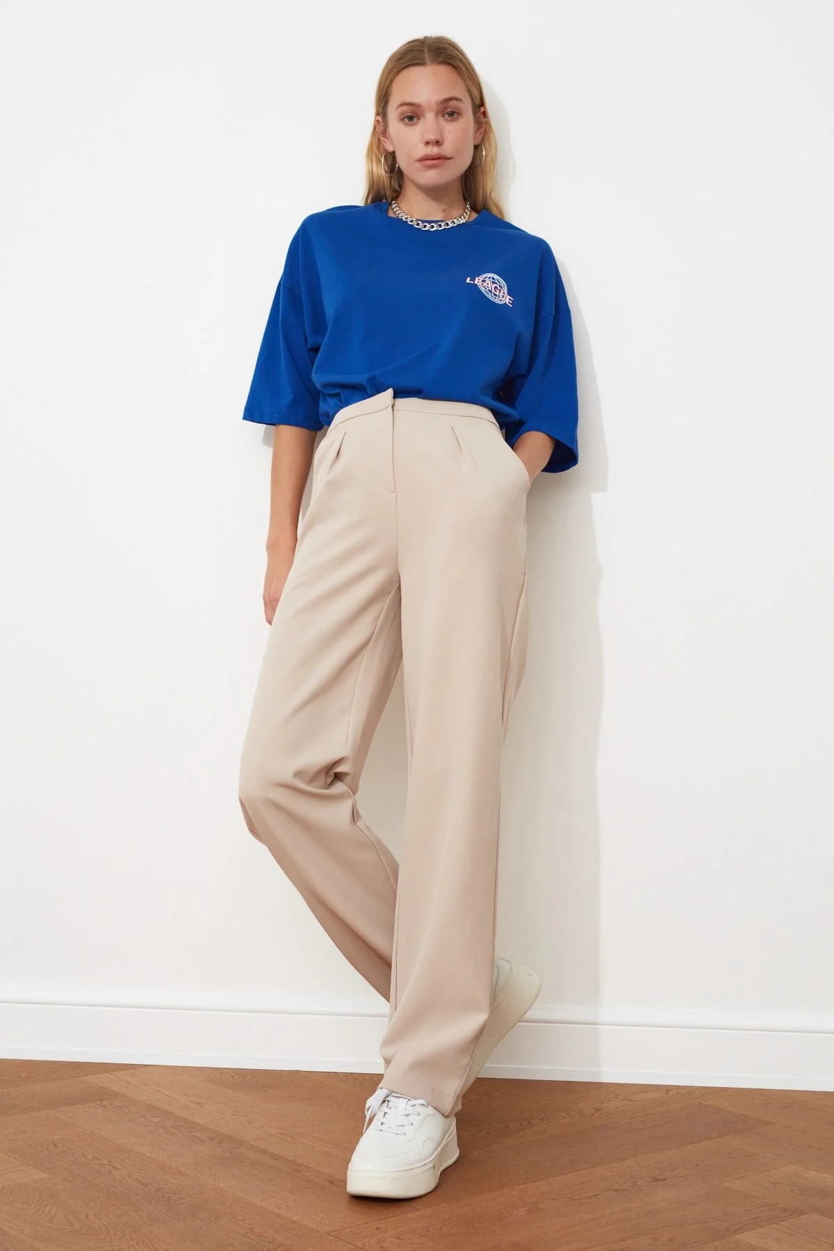 Trendyol Collection  Stone Gerade geschnittene, plissierte Webhose mit weitem Bein TWOSS21PL0155