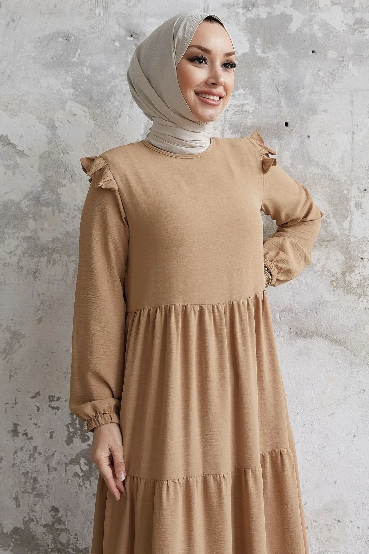 InStyle  Neya Freizeitkleid mit Rüschenschultern – Beige