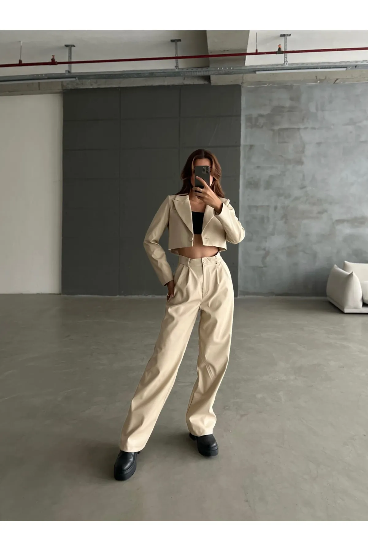 Laluvia  Cremefarbenes, kurz geschnittenes Leder-Blazer-, Jacken- und Hose-Set mit einem Knopf