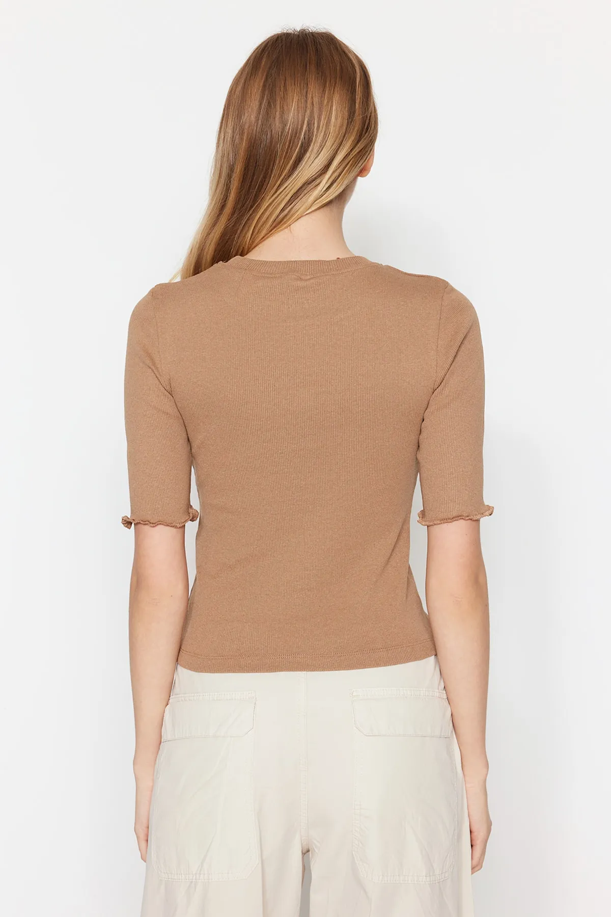 Trendyol Collection  Nerzfarbene, taillierte/taillierte Bluse aus Stretch-Strick mit Rundhalsausschnitt und Kordelzug TWOSS23BZ00025