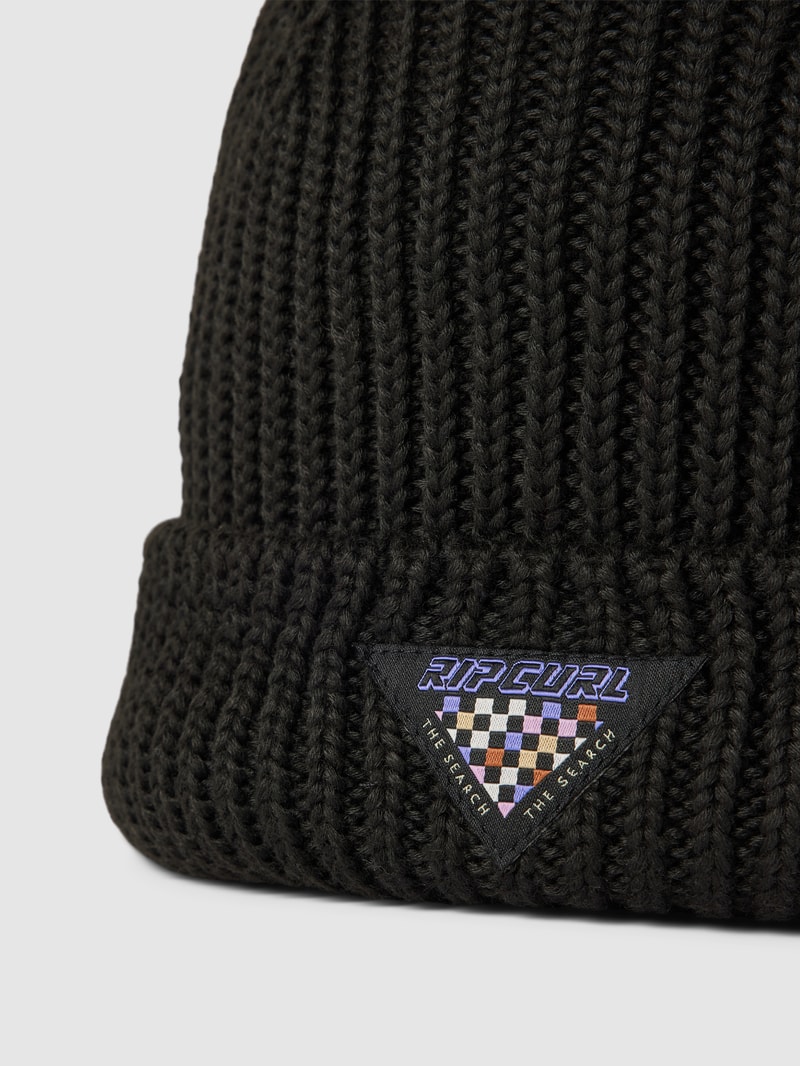 Beanie in unifarbenem Design mit Label-Patch in schwarz