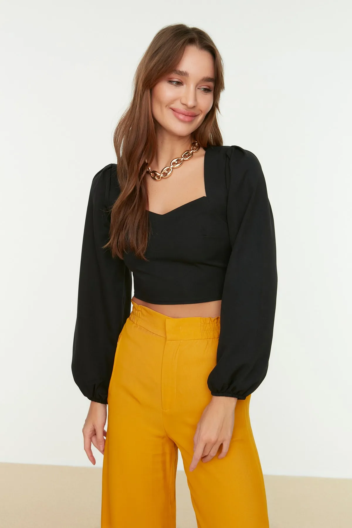 Trendyol Collection  Schwarze, kurz geschnittene, langärmlige Webbluse mit Herzausschnitt TWOSS21BZ0236