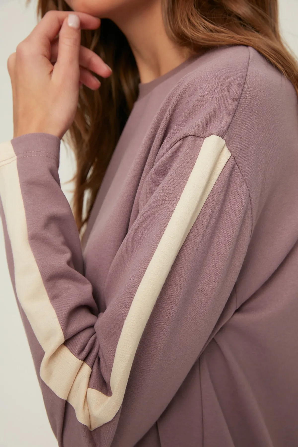 Trendyol Modest  Strick-Trainingsanzug-Set mit Pflaumenstreifen und detailliertem Seitenschlitz TCTSS22EN0007