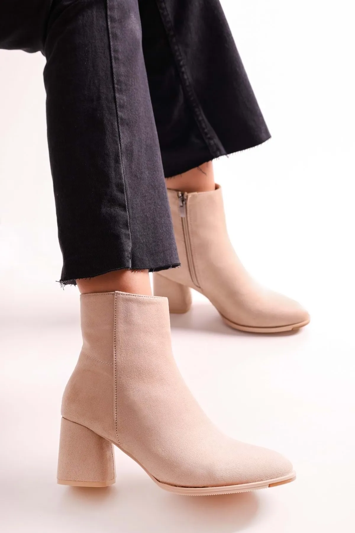 Shoeberry  Haylee Beige Wildleder-Stiefel für Damen Beige Wildleder