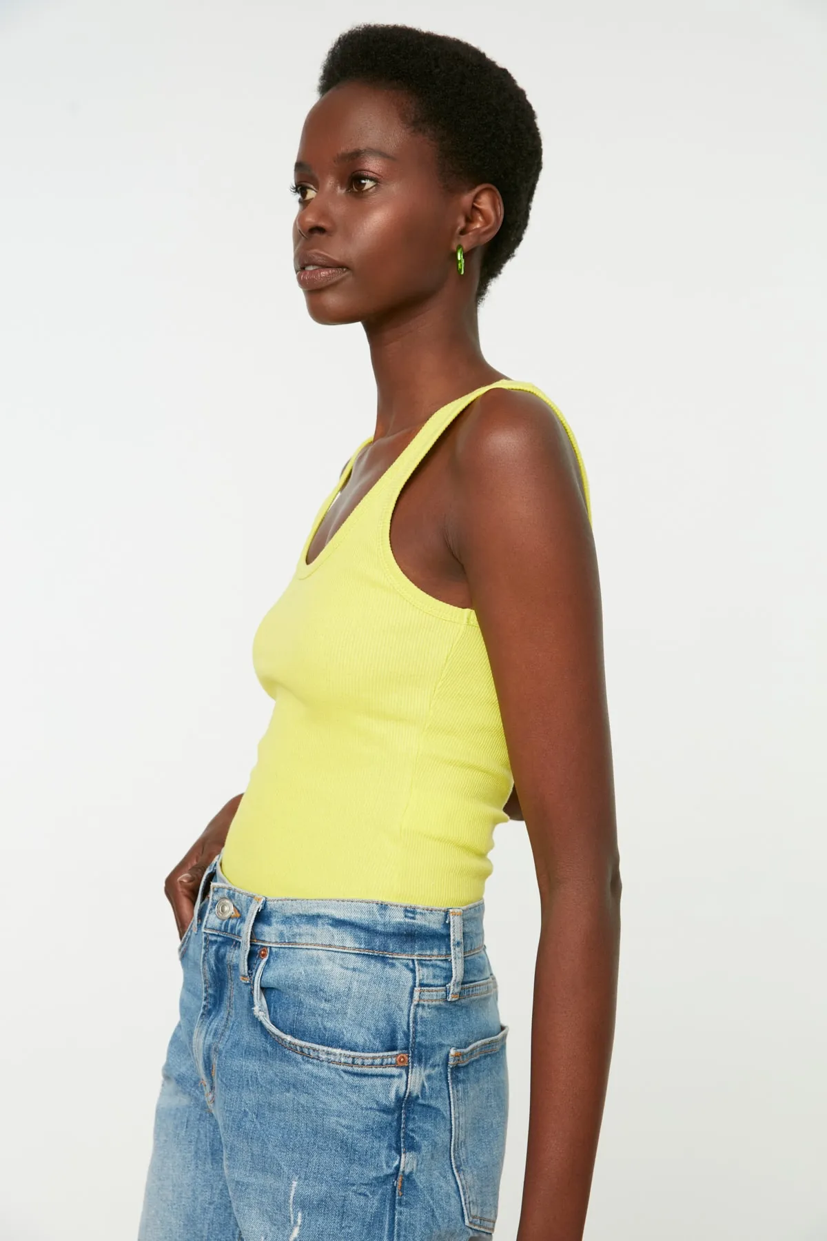 Trendyol Collection  Gelbes tailliertes/körperbetontes Tanktop aus geripptem, flexiblem Strick mit Poolkragen TWOSS22AL0042